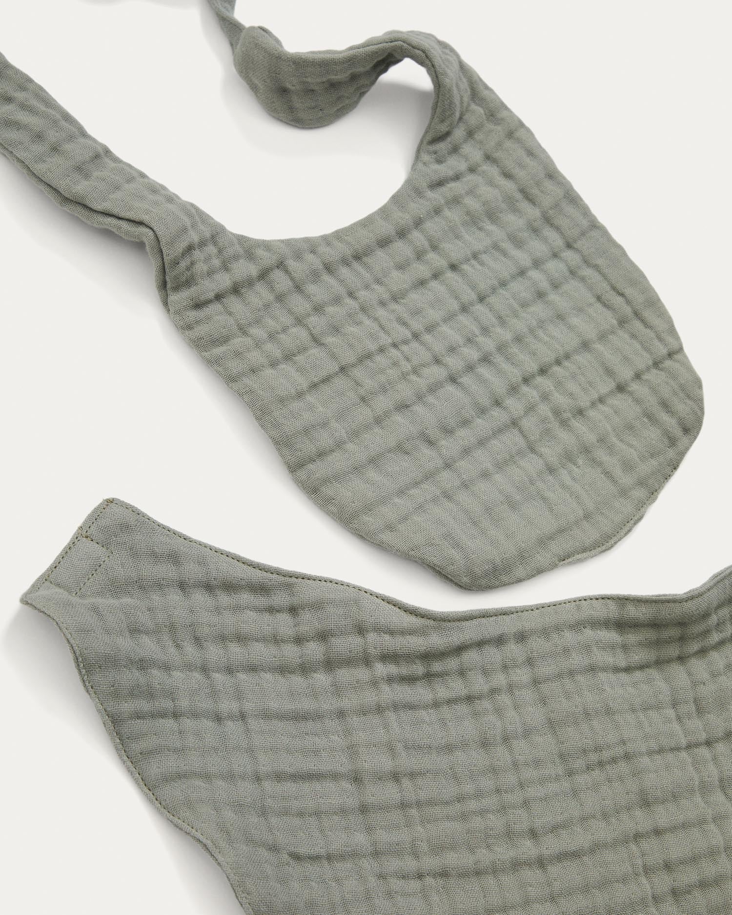 Set Prune aus Lätzchen und Halstuch aus 100% Bio-Baumwolle grün in Grün präsentiert im Onlineshop von KAQTU Design AG. Geschirr Kids ist von Kave Home