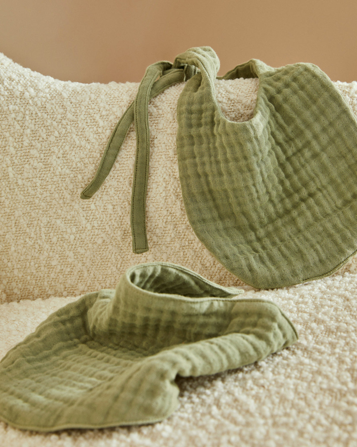Set Prune aus Lätzchen und Halstuch aus 100% grüner Baumwolle in Grün präsentiert im Onlineshop von KAQTU Design AG. Geschirr Kids ist von Kave Home