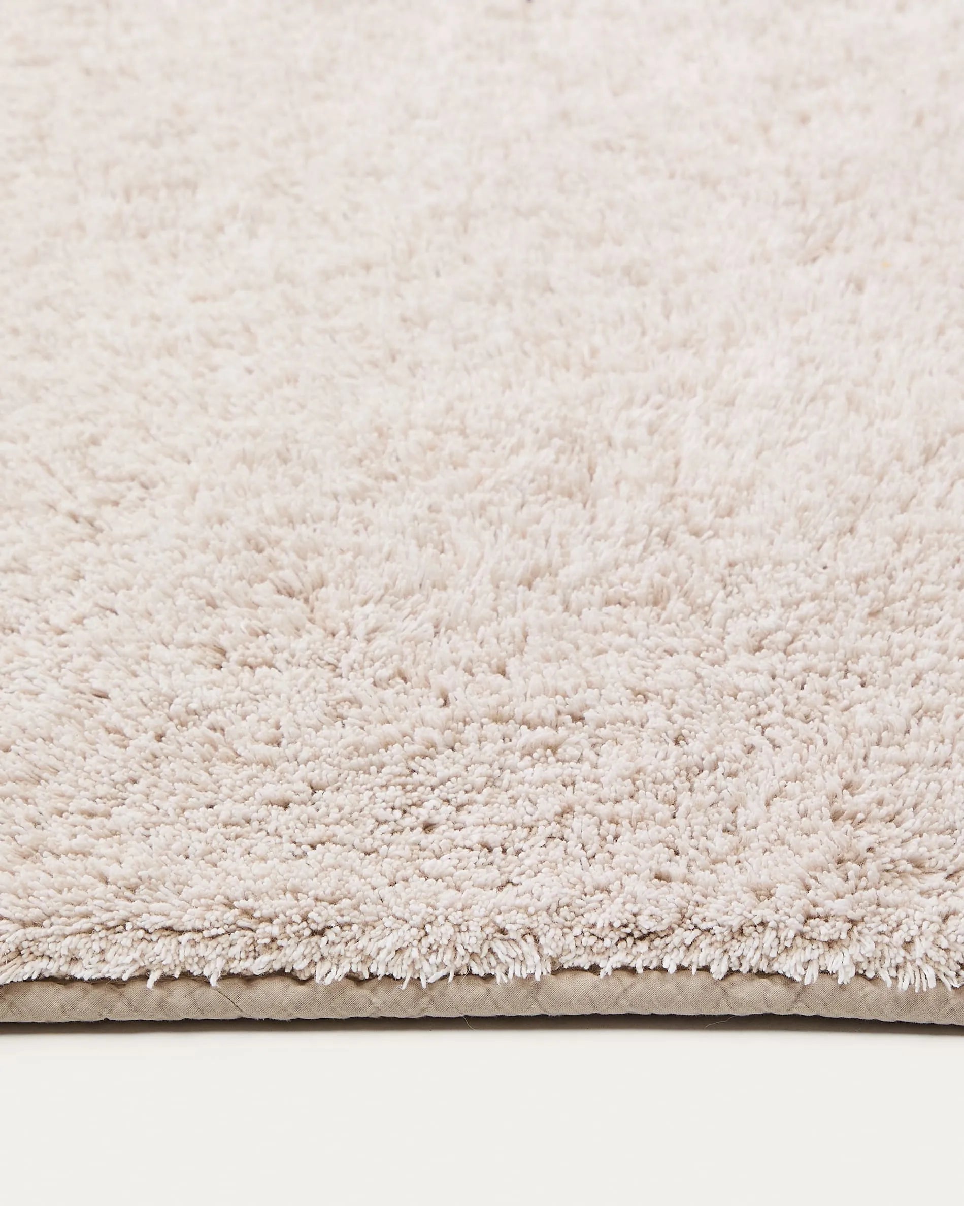 Die braune Badematte Coper (50x70 cm) von Kave Home vereint Stil und Komfort mit weicher, saugfähiger Baumwolle.