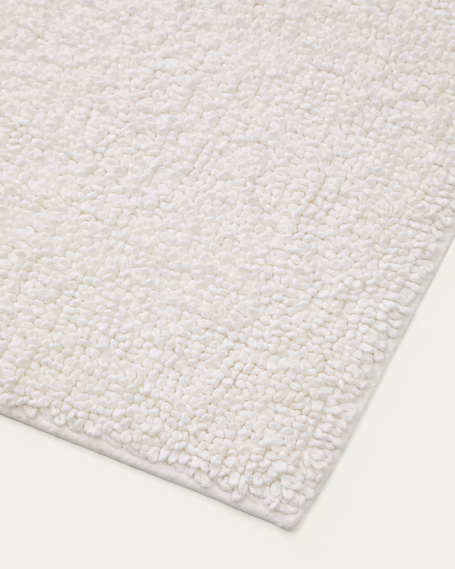 Die Badematte Uvite aus 100% Baumwolle in Weiß, 50x70 cm, bietet Komfort und Stil für Ihr Badezimmer. Hochwertig und pflegeleicht.