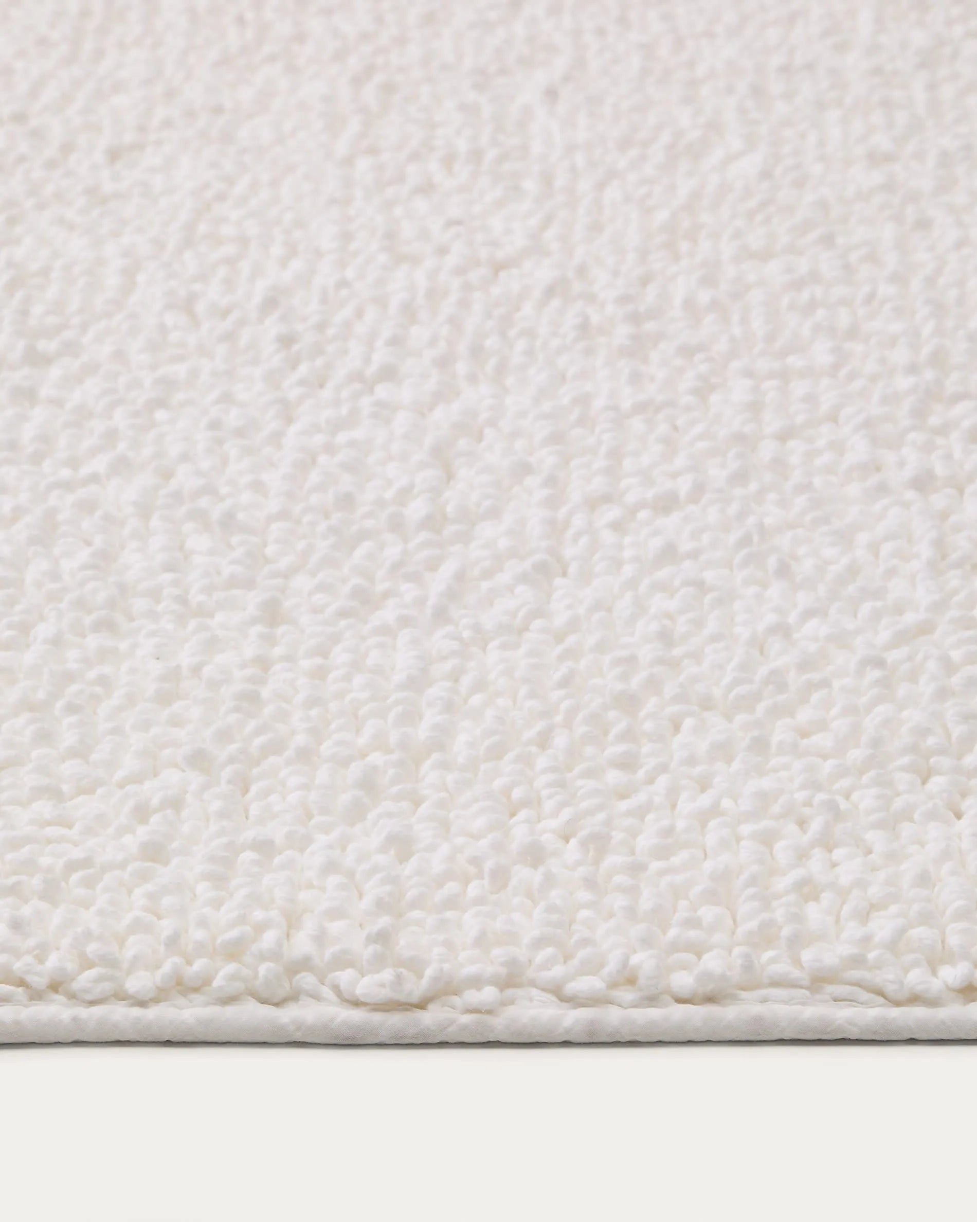 Die Uvite Badematte von Kave Home: 100% Baumwolle, 50x70 cm, weiß. Weich, saugfähig, elegant und pflegeleicht für Ihr Badezimmer.