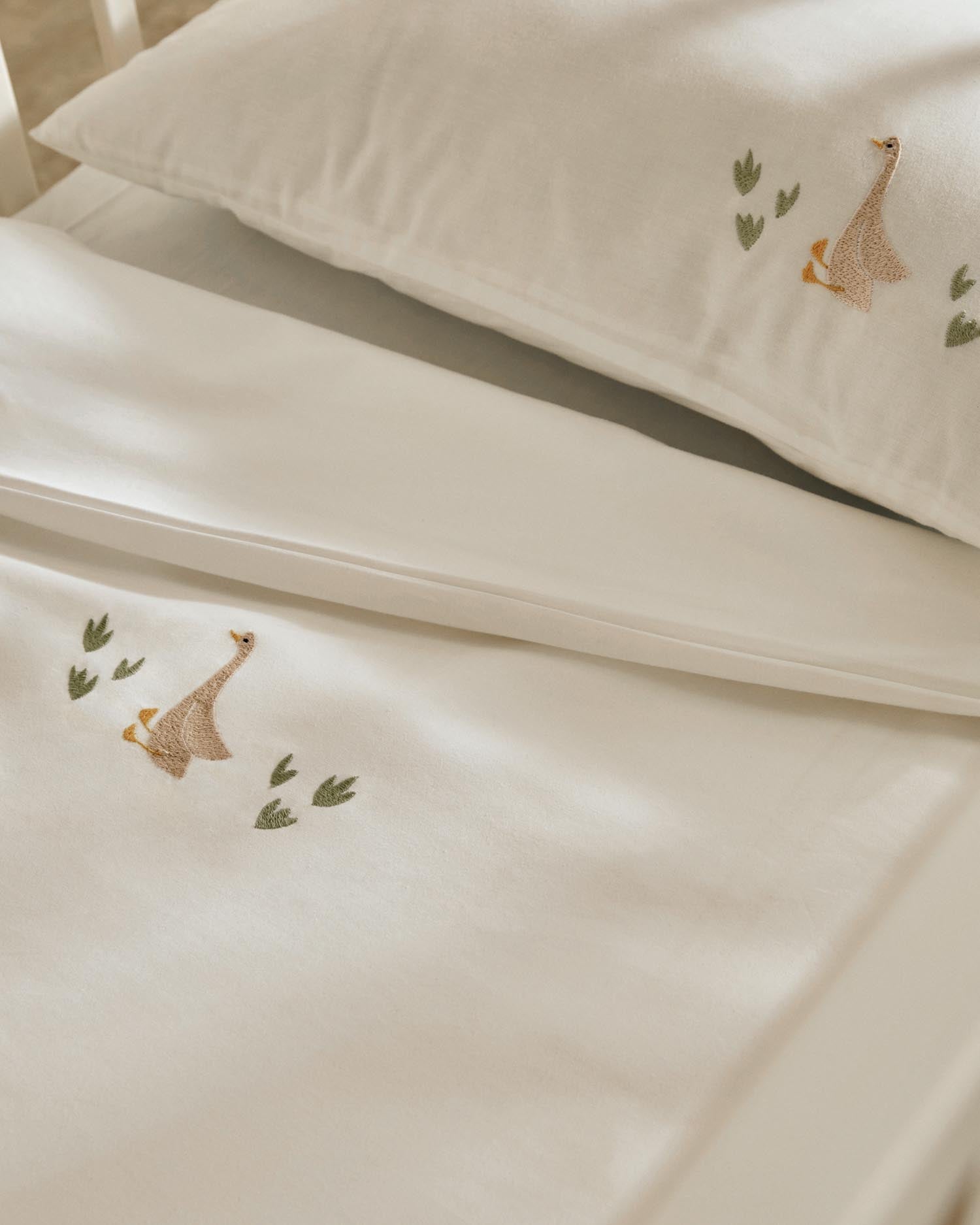 Set Milu Bezüge für Decken und Kopfkissen mit Gänsestickerei für Funktionsbetten für Kinde in Weiss präsentiert im Onlineshop von KAQTU Design AG. Bettwäsche ist von Kave Home