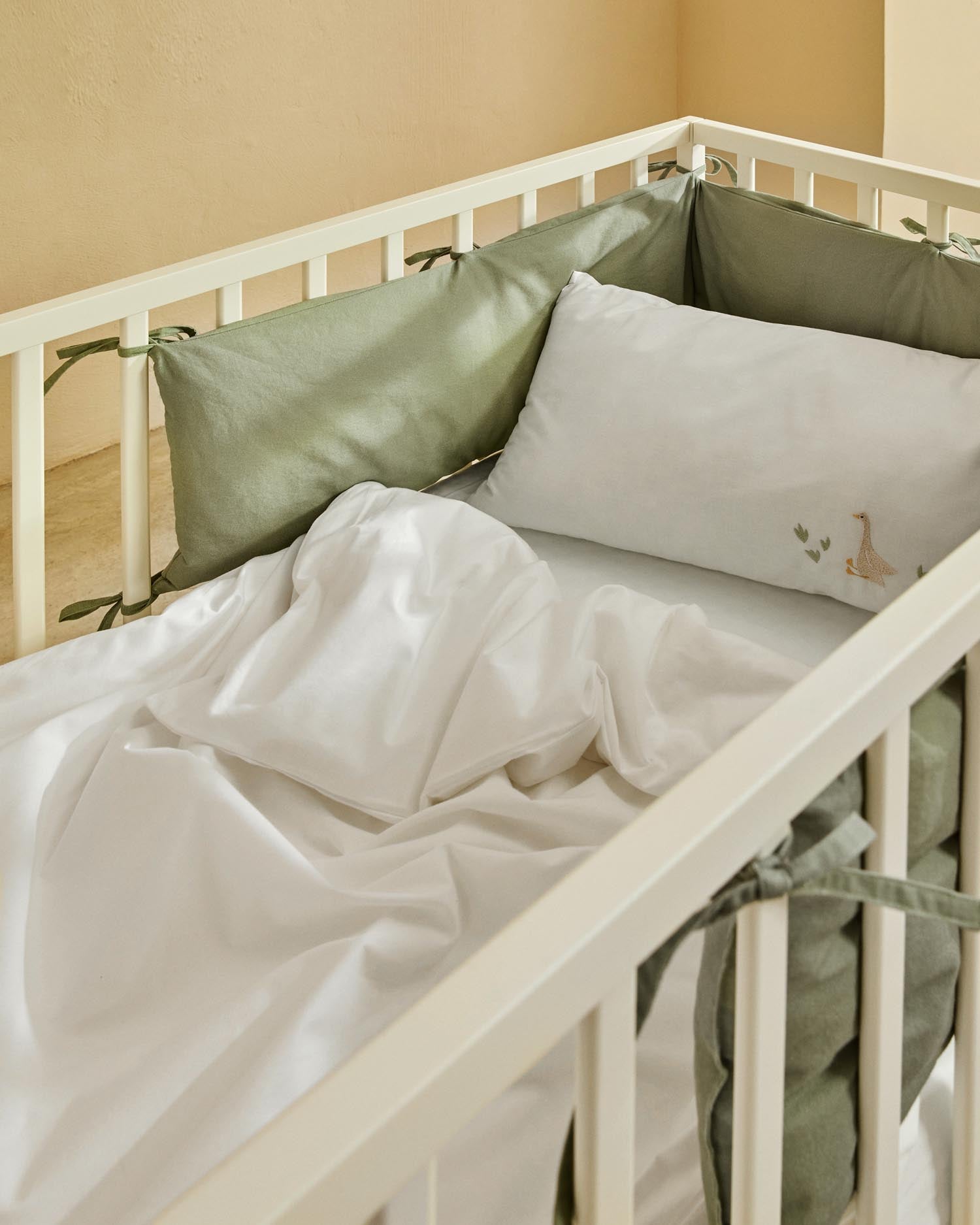 Set Milu Bezüge für Decken und Kopfkissen mit Gänsestickerei für Funktionsbetten für Kinde in Weiss präsentiert im Onlineshop von KAQTU Design AG. Bettwäsche ist von Kave Home