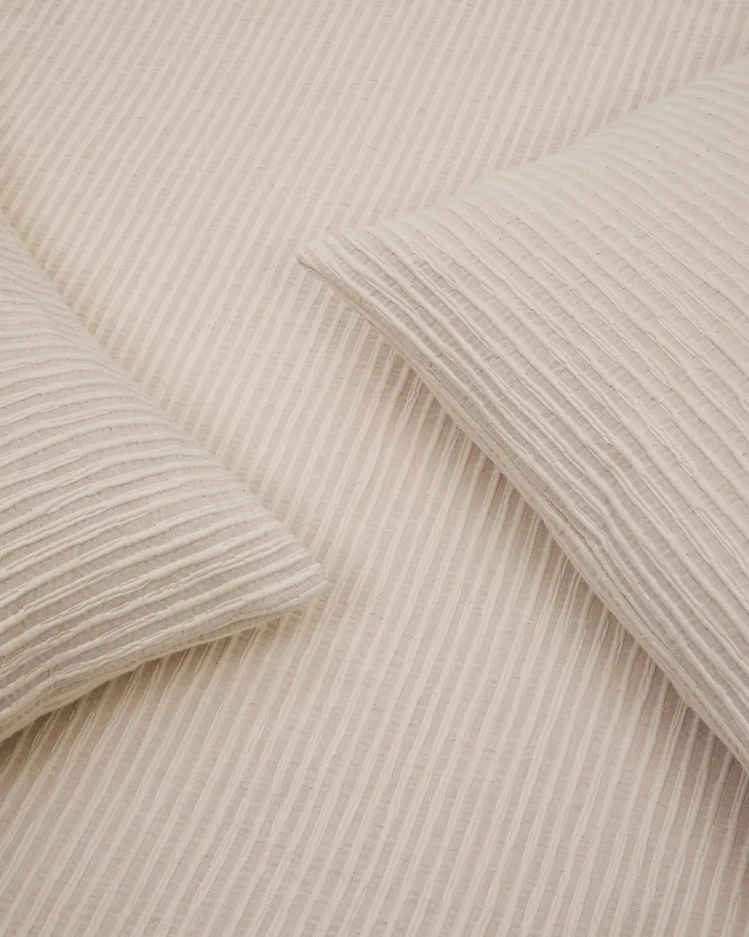 Tagesdecke Vindi aus 100% Baumwolle in Ecru mit Fantasiestreifen, passend für Betten von 150/160 cm, stilvoll und gemütlich.