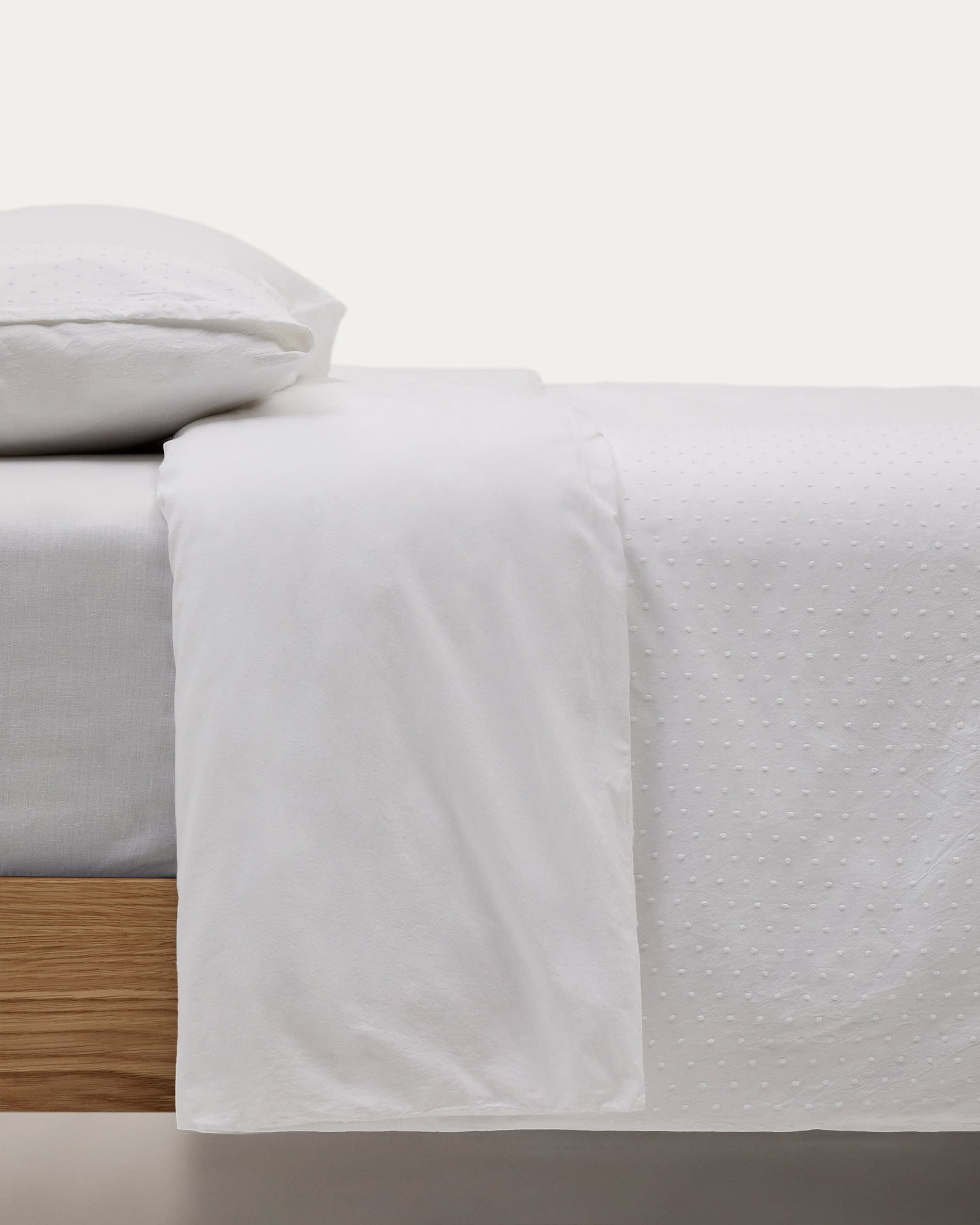 Set Atenie Bezüge für Decke und Kopfkissen Baumwollperkal weiss Plumetti-Detail Bett 90 cm in Weiss präsentiert im Onlineshop von KAQTU Design AG. Bettwäsche ist von Kave Home