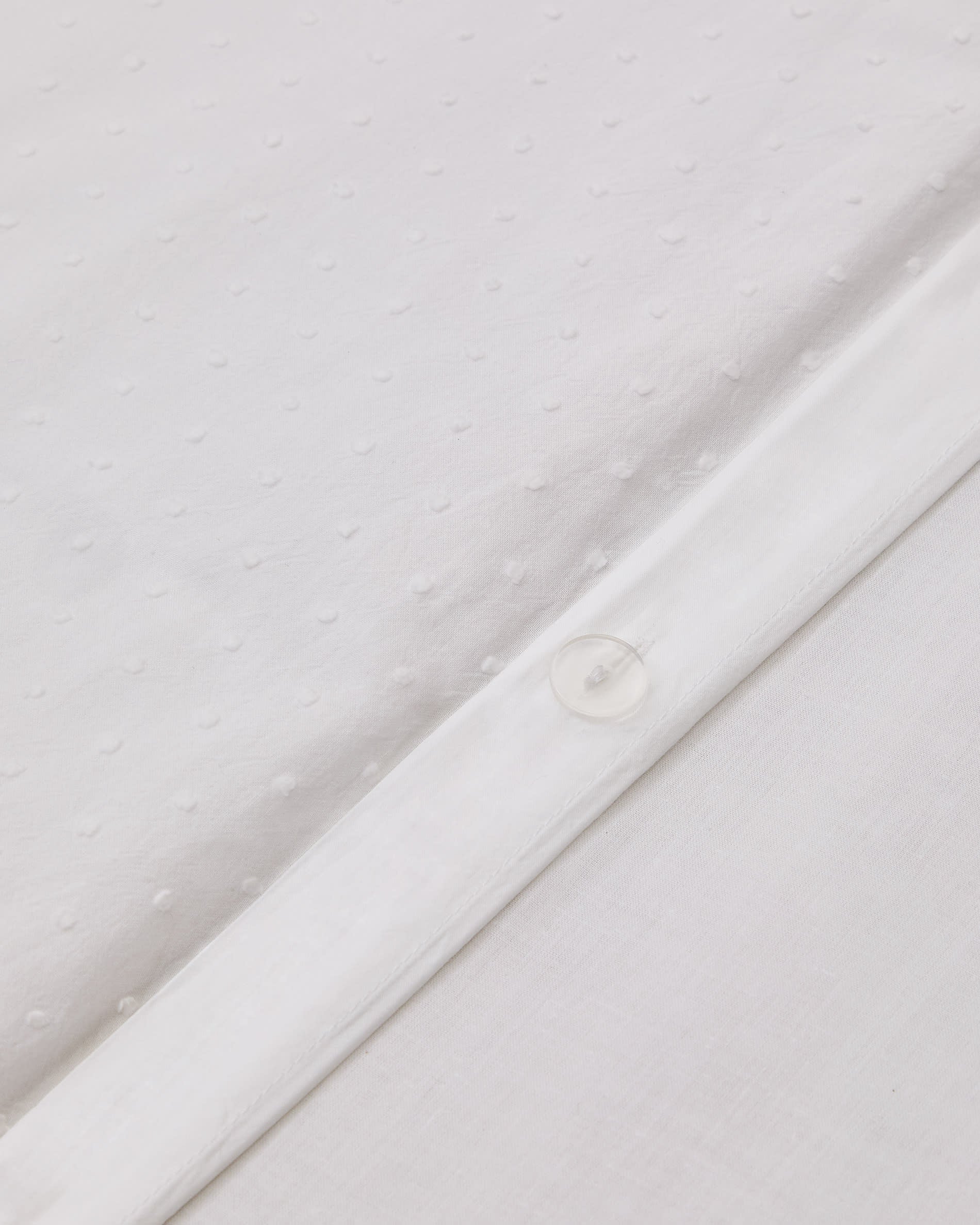 Set Atenie Bezüge für Decke und Kopfkissen Baumwollperkal weiss Plumetti-Detail Bett 90 cm in Weiss präsentiert im Onlineshop von KAQTU Design AG. Bettwäsche ist von Kave Home