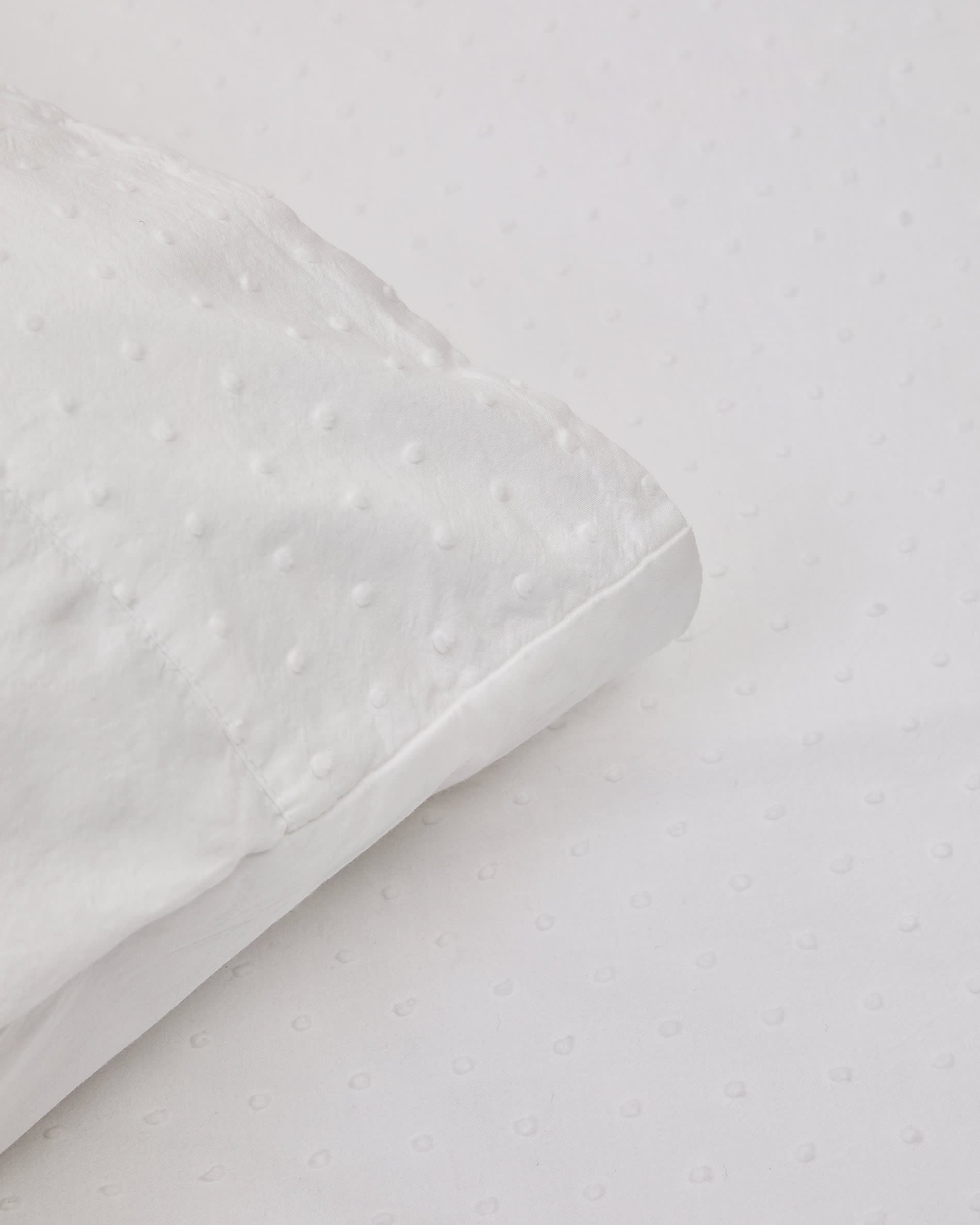 Set Atenie Bezüge für Decke und Kopfkissen Baumwollperkal weiss Plumetti-Detail Bett 90 cm in Weiss präsentiert im Onlineshop von KAQTU Design AG. Bettwäsche ist von Kave Home