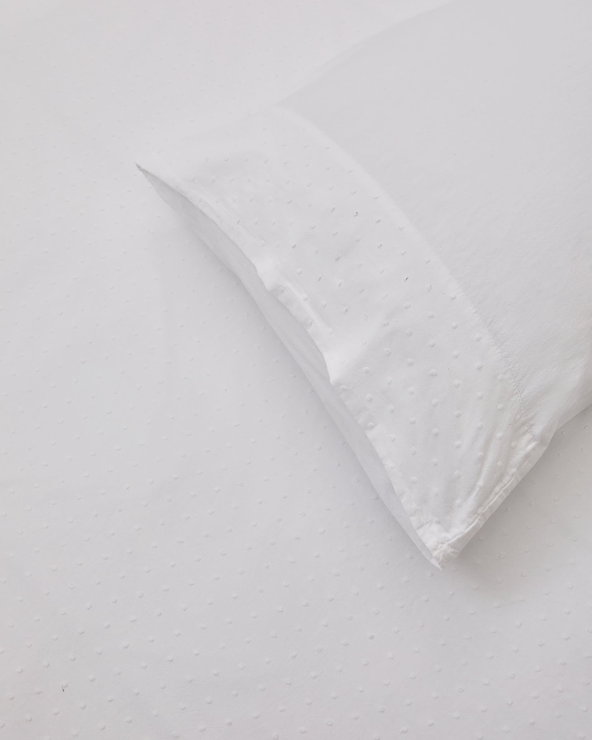 Set Atenie Bezüge für Decke und Kopfkissen Baumwollperkal weiss Plumetti-Detail Bett 90 cm in Weiss präsentiert im Onlineshop von KAQTU Design AG. Bettwäsche ist von Kave Home