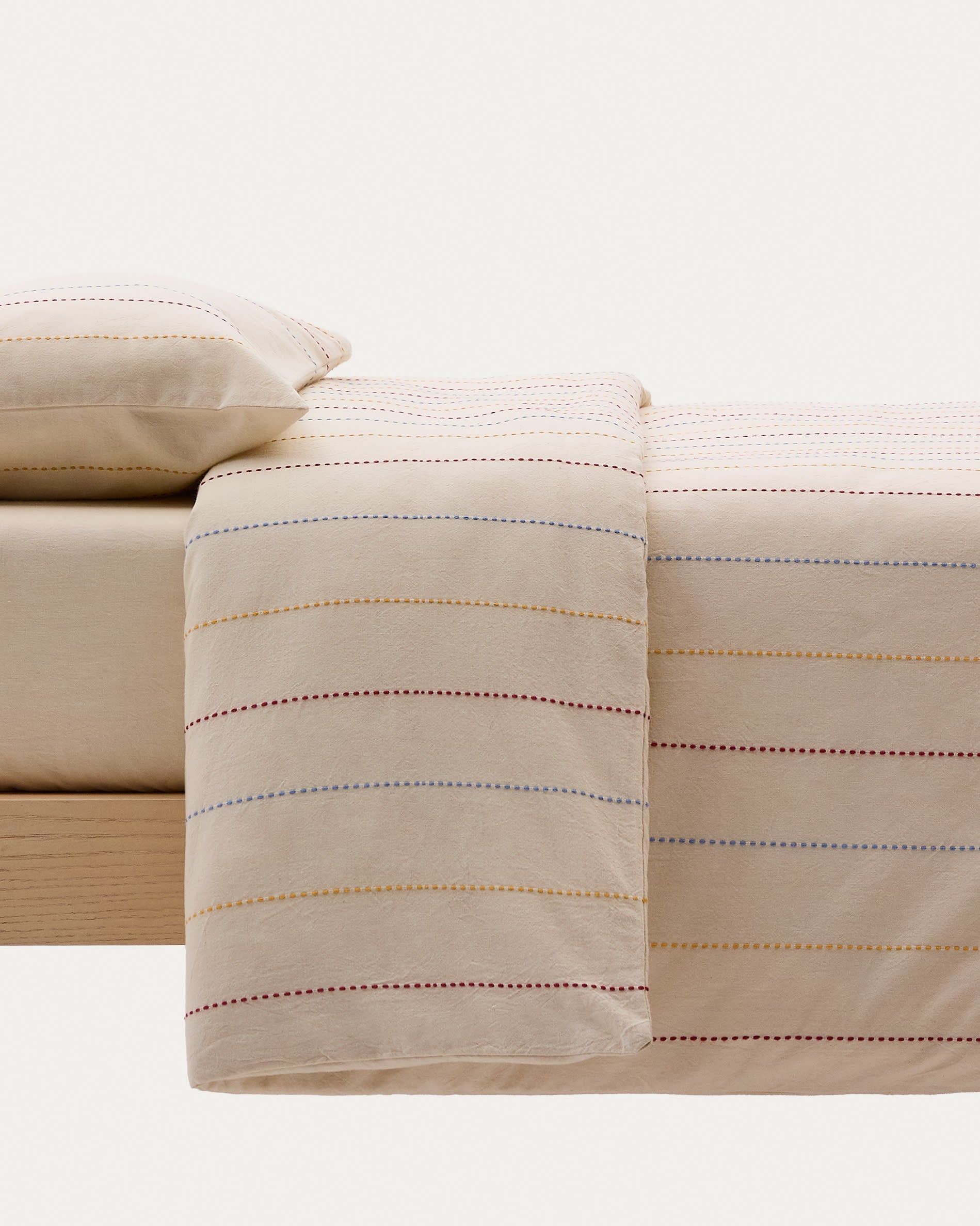Set Indani Bezug für Decke, Kopfkissen, Spannbetttuch 100%Bio-Baumwolle gestreift Bett 70  in Weiss präsentiert im Onlineshop von KAQTU Design AG. Bettwäsche ist von Kave Home