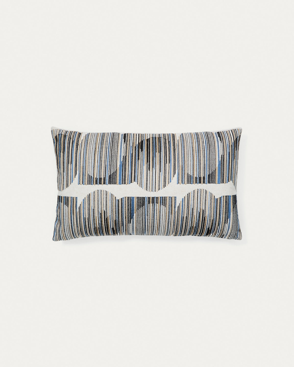 Kissenbezug Log mit grafischer Stickerei mehrfarbig 30 x 50 cm in Blau präsentiert im Onlineshop von KAQTU Design AG. Deko Kissenbezug ist von Kave Home