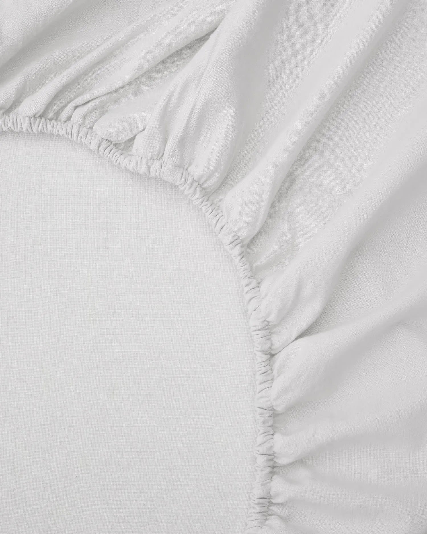 Weiches Spannbettlaken aus 100% Baumwollperkal, ideal für Babykörbe. Atmungsaktiv, hypoallergen und maschinenwaschbar.