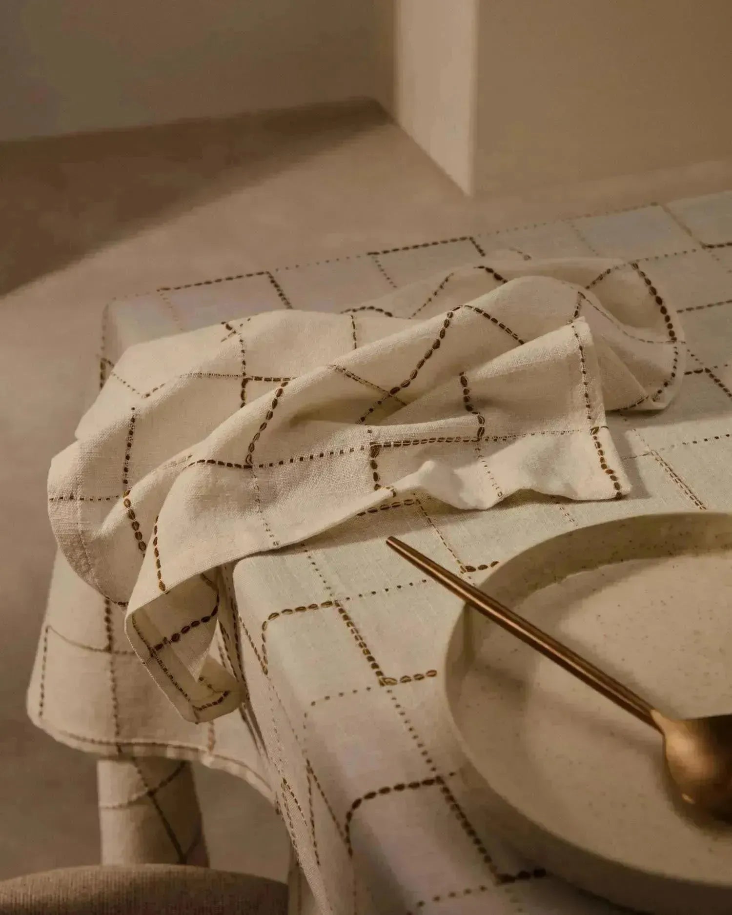 Set aus 2 weißen Baumwollservietten von Kave Home, perfekt für elegante Tischgestaltung und hochwertige Essenspräsentationen.