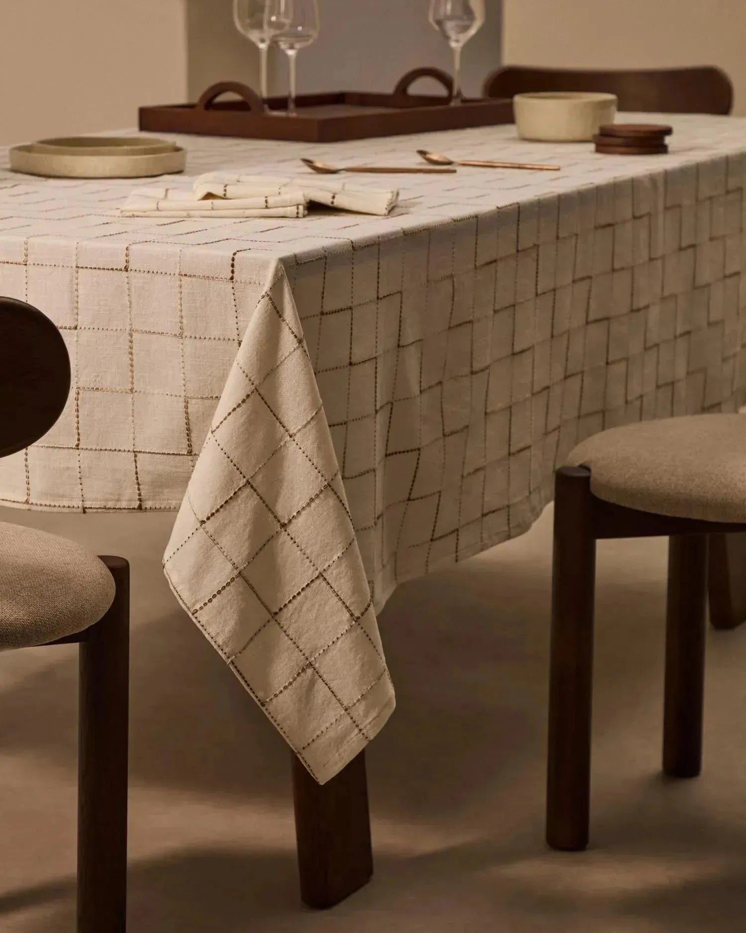 Set aus 2 weißen Baumwollservietten von Kave Home, perfekt für elegante Tischdekoration und hochwertige Essenspräsentation.