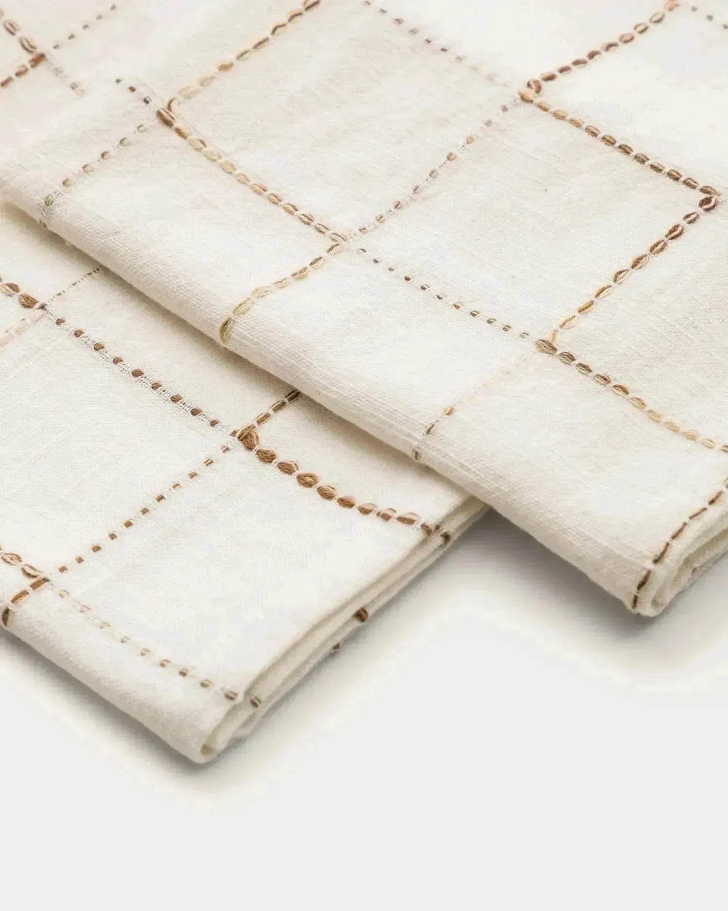 Elegantes Set aus 2 weißen Baumwollservietten von Kave Home, ideal für stilvolle Tischdekoration und gehobene Essenspräsentation.