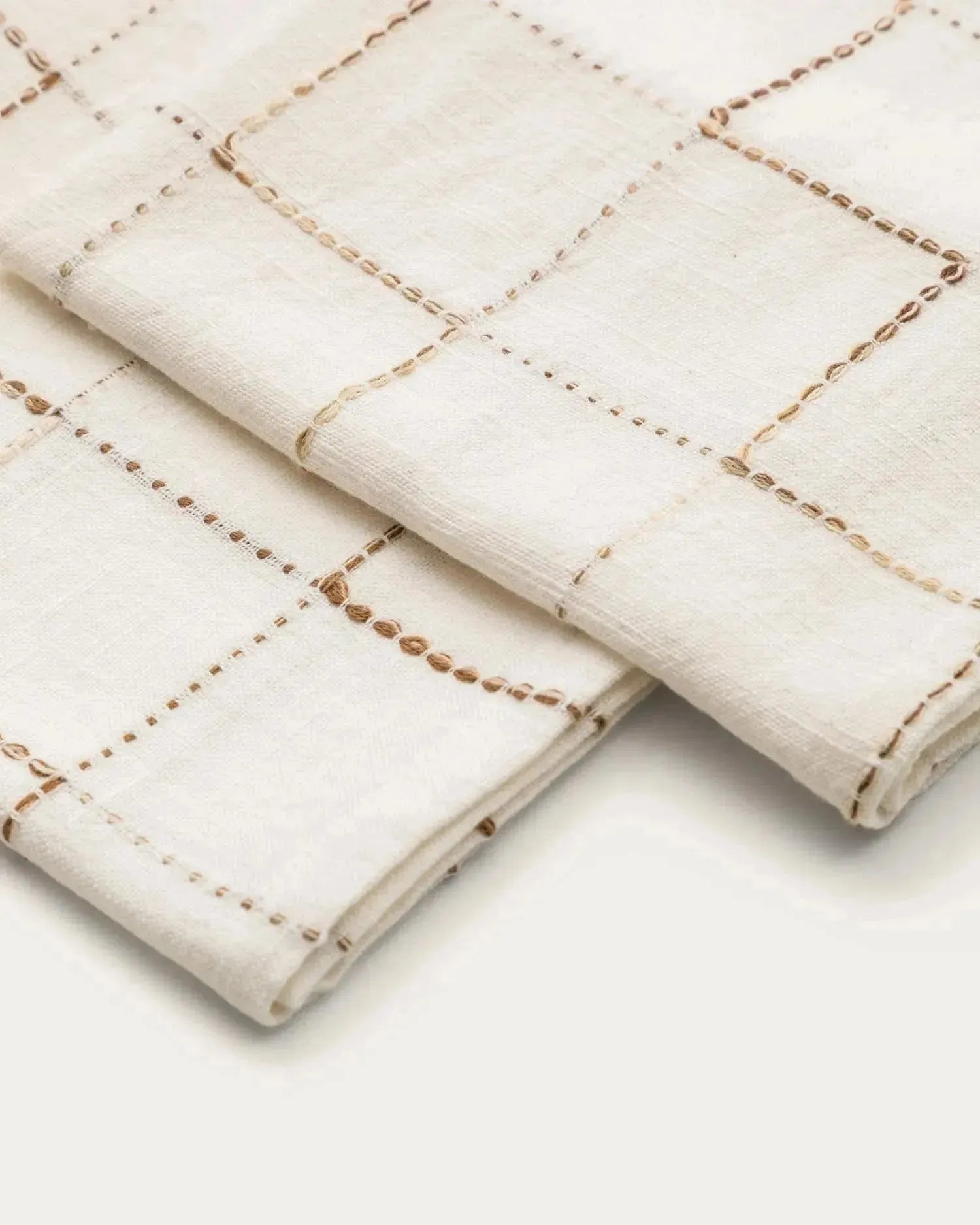 Elegantes Set aus 2 weißen Baumwollservietten von Kave Home, ideal für stilvolle Tischdekoration und gehobene Essenspräsentation.