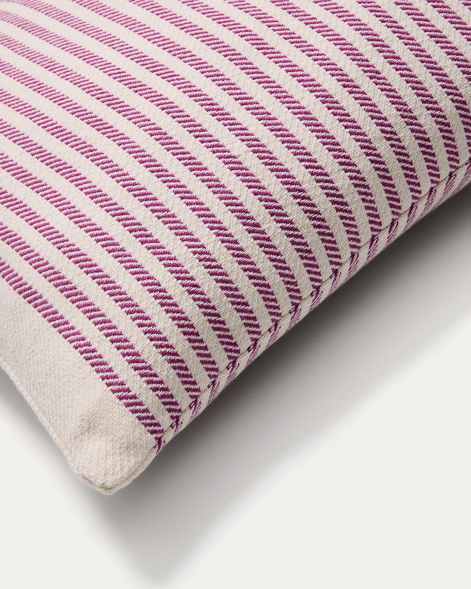 Kissenbezug Lioris aus gestreifter Baumwolle rosa 60 x 40 cm in Rosa präsentiert im Onlineshop von KAQTU Design AG. Deko Kissenbezug ist von Kave Home