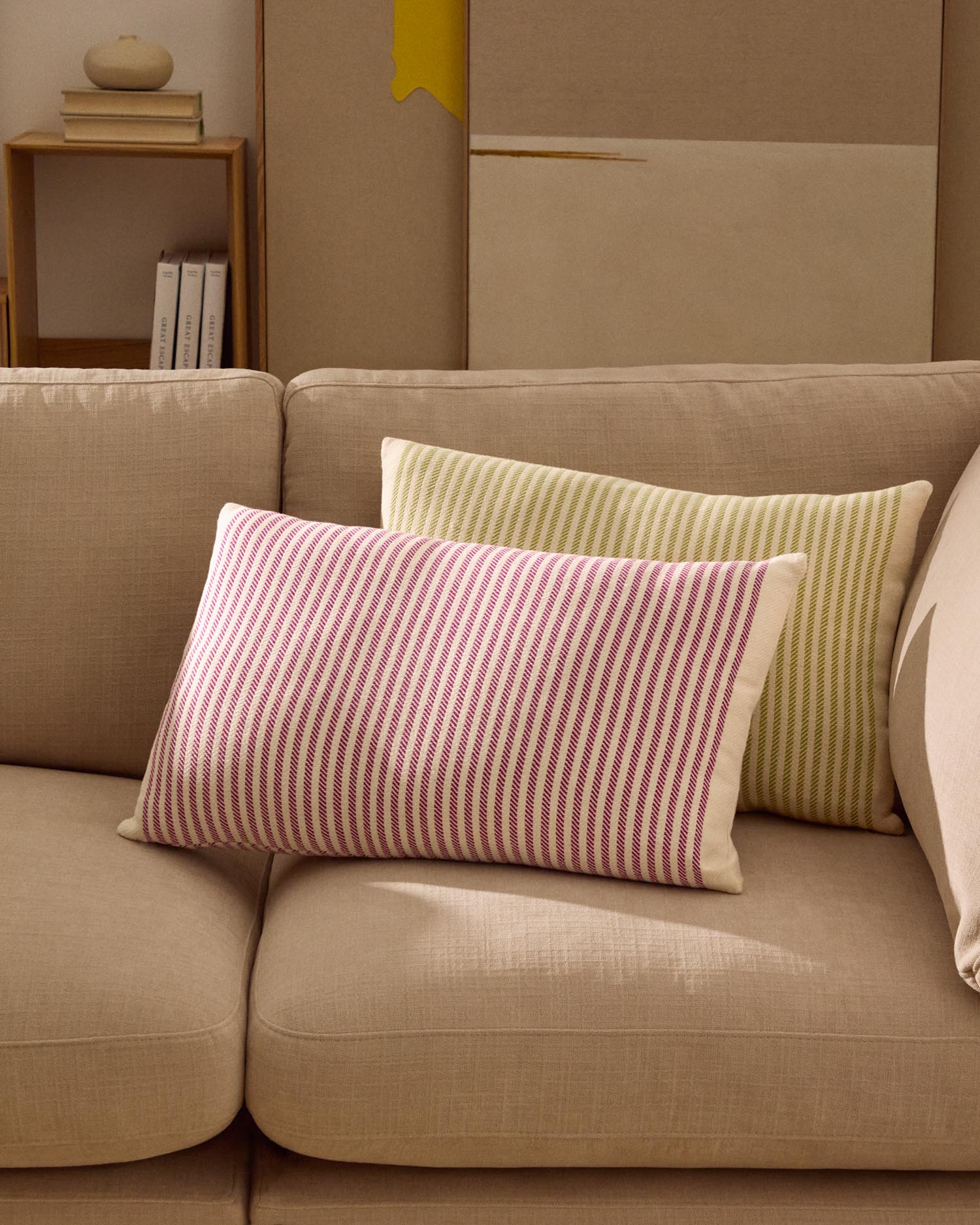 Kissenbezug Lioris aus gestreifter Baumwolle rosa 60 x 40 cm in Rosa präsentiert im Onlineshop von KAQTU Design AG. Deko Kissenbezug ist von Kave Home