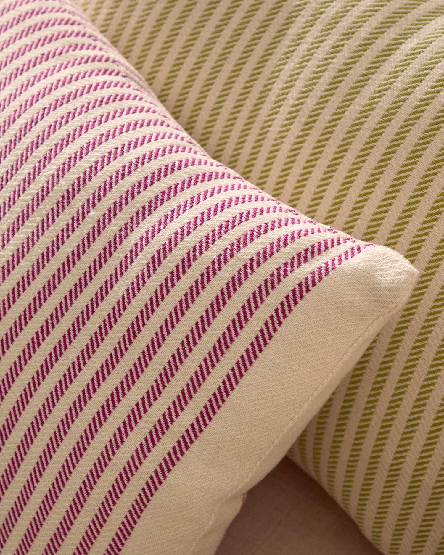 Kissenbezug Lioris aus gestreifter Baumwolle rosa 60 x 40 cm in Rosa präsentiert im Onlineshop von KAQTU Design AG. Deko Kissenbezug ist von Kave Home