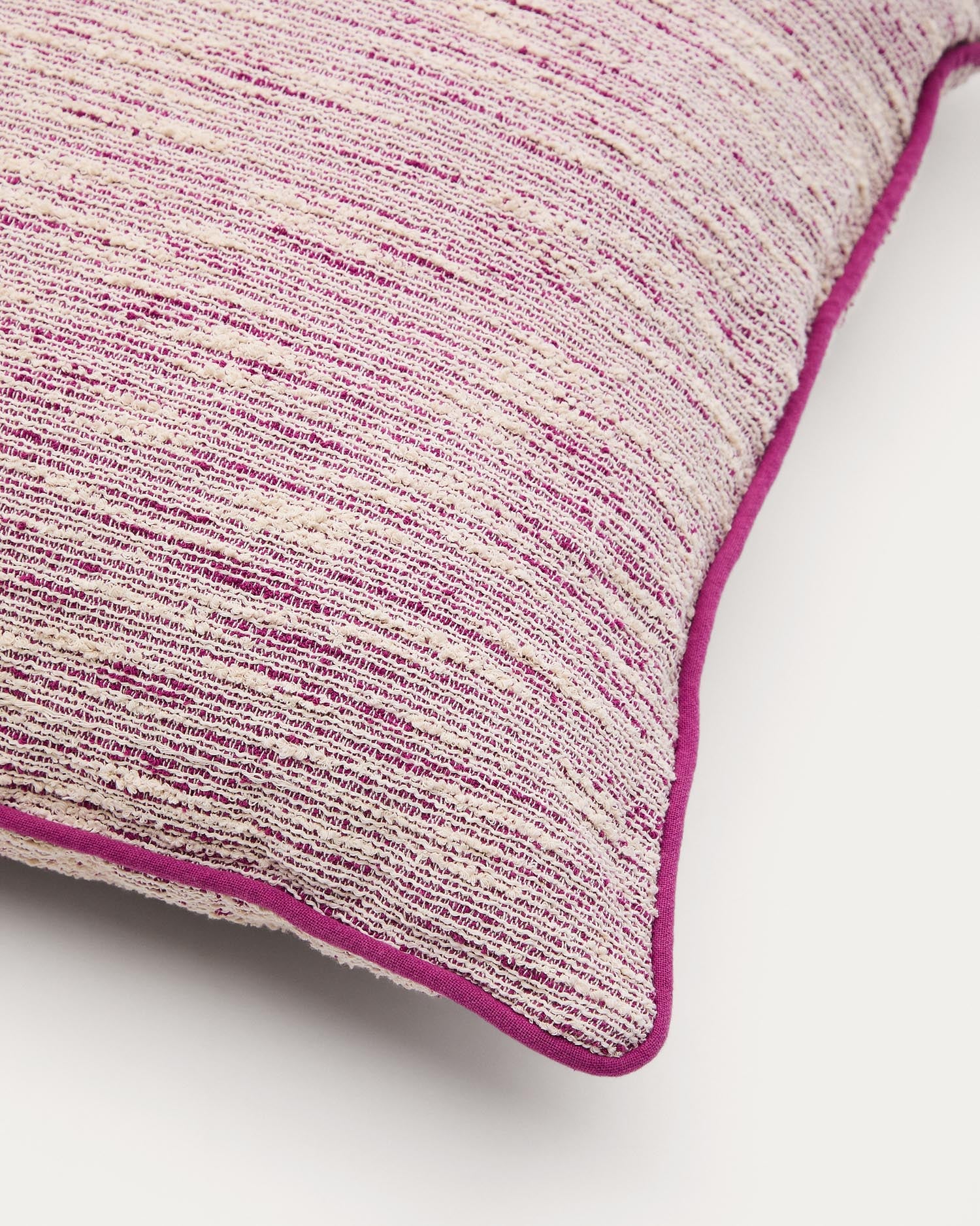 Kissenbezug Brisella Jacquard mit kontrastierender Biese rosa 45 x 45 cm in Rosa präsentiert im Onlineshop von KAQTU Design AG. Deko Kissenbezug ist von Kave Home