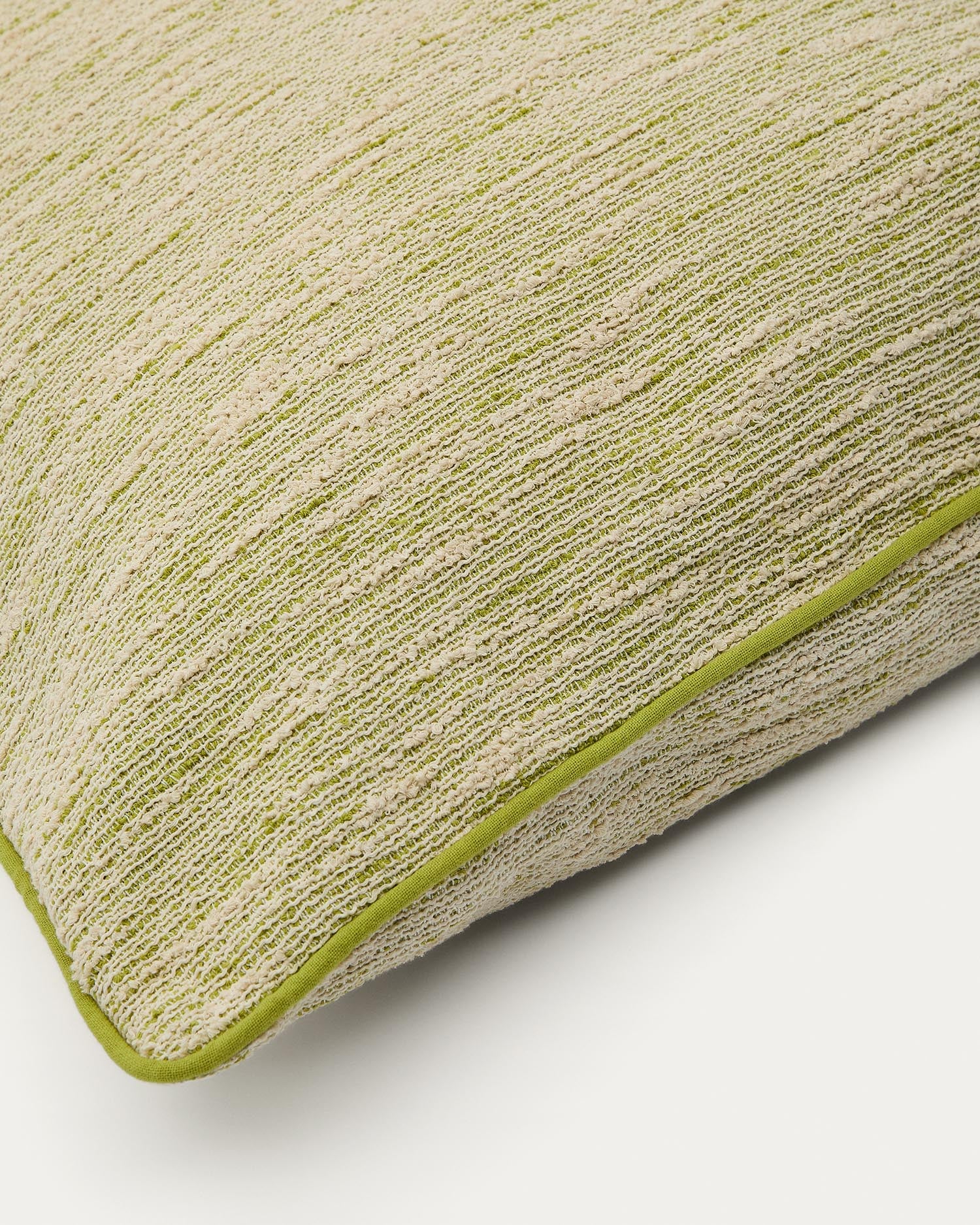 Kissenbezug Brisella Jacquard mit kontrastierender Biese grün 45 x 45 cm in Hellgrün präsentiert im Onlineshop von KAQTU Design AG. Deko Kissenbezug ist von Kave Home