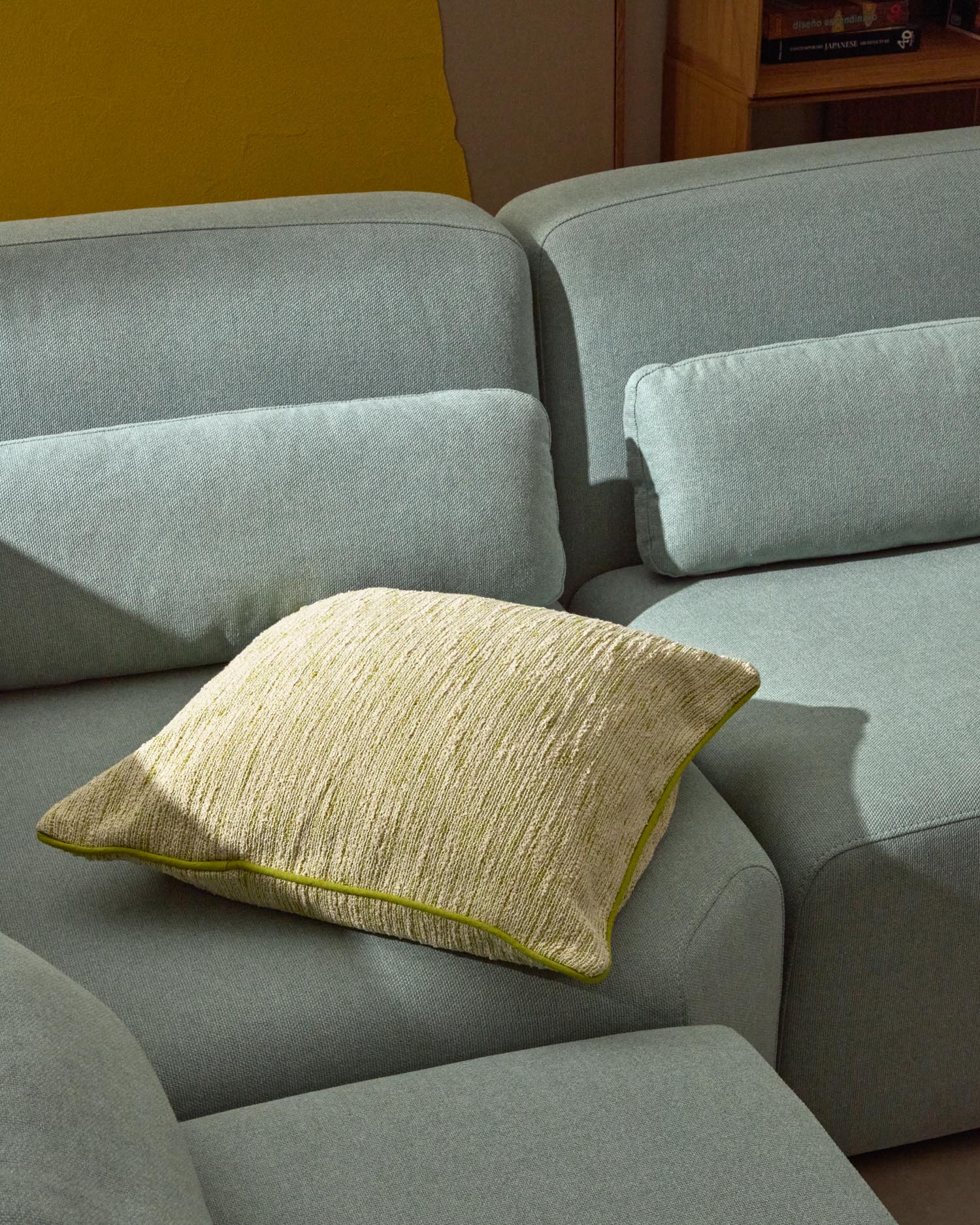 Kissenbezug Brisella Jacquard mit kontrastierender Biese grün 45 x 45 cm in Hellgrün präsentiert im Onlineshop von KAQTU Design AG. Deko Kissenbezug ist von Kave Home