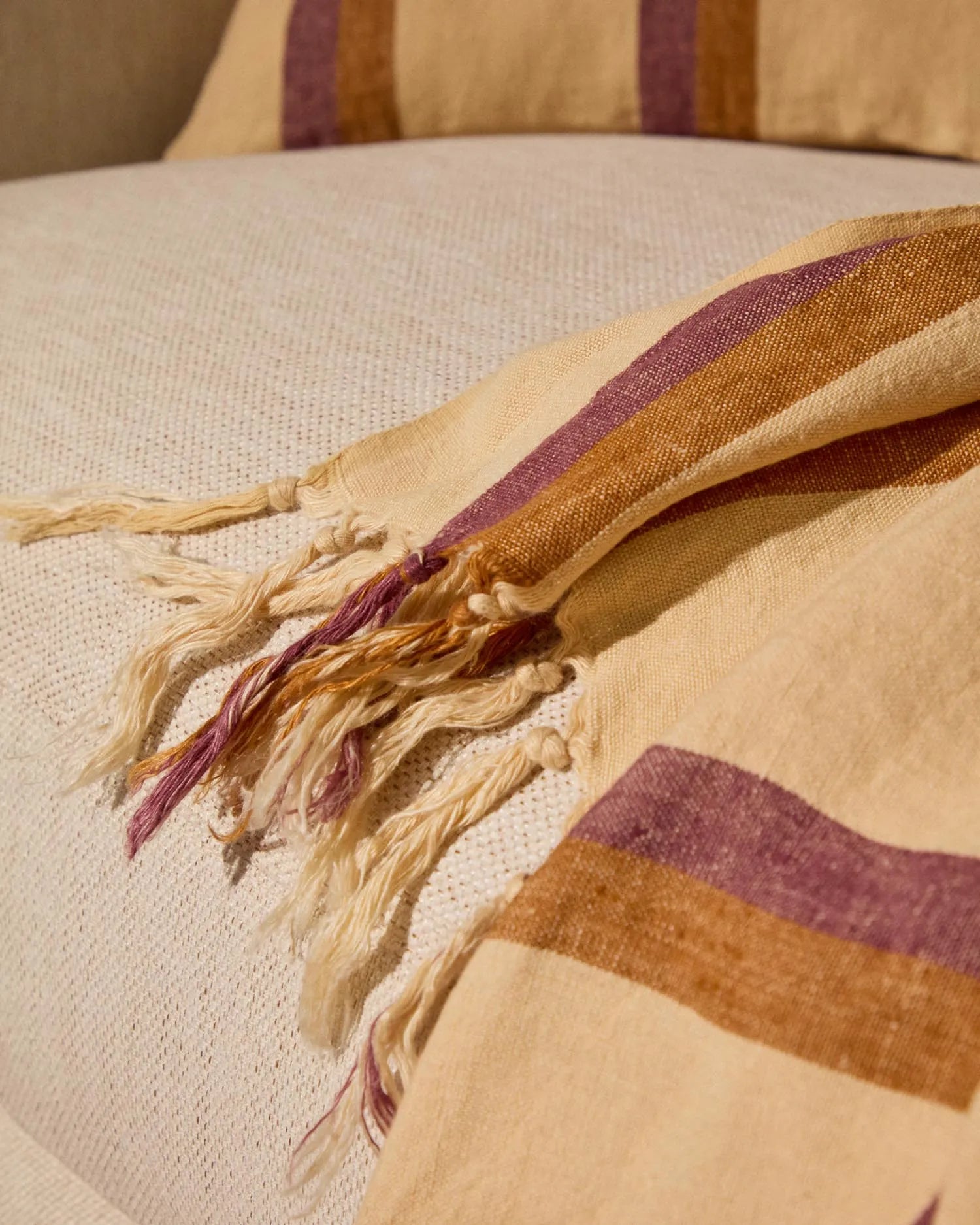 Decke Arven aus 100 % Leinen mit bunten Streifen 130 x 170 cm in Mehrfarbig präsentiert im Onlineshop von KAQTU Design AG. Duvet ist von Kave Home