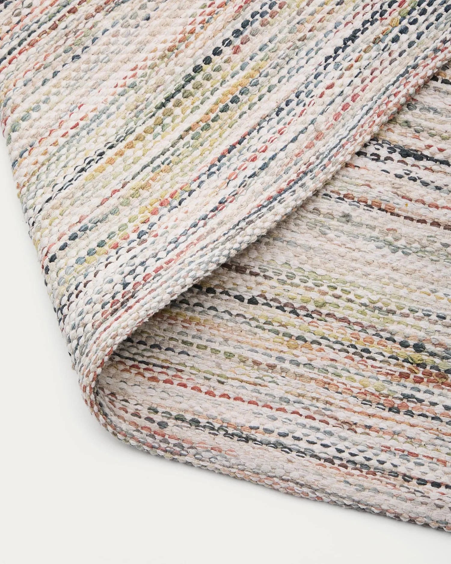 Der mehrfarbige Baumwollteppich Naura (200x300 cm) von Kave Home vereint handgewebte Eleganz und langlebige Qualität.