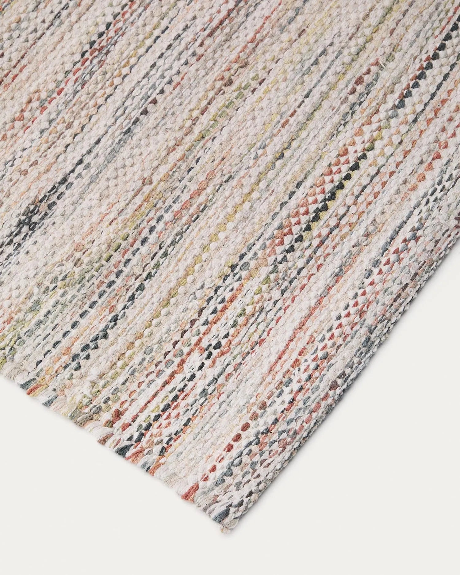 Der mehrfarbige Baumwollteppich Naura (200x300 cm) von Kave Home vereint handgewebte Eleganz und langlebige Qualität.