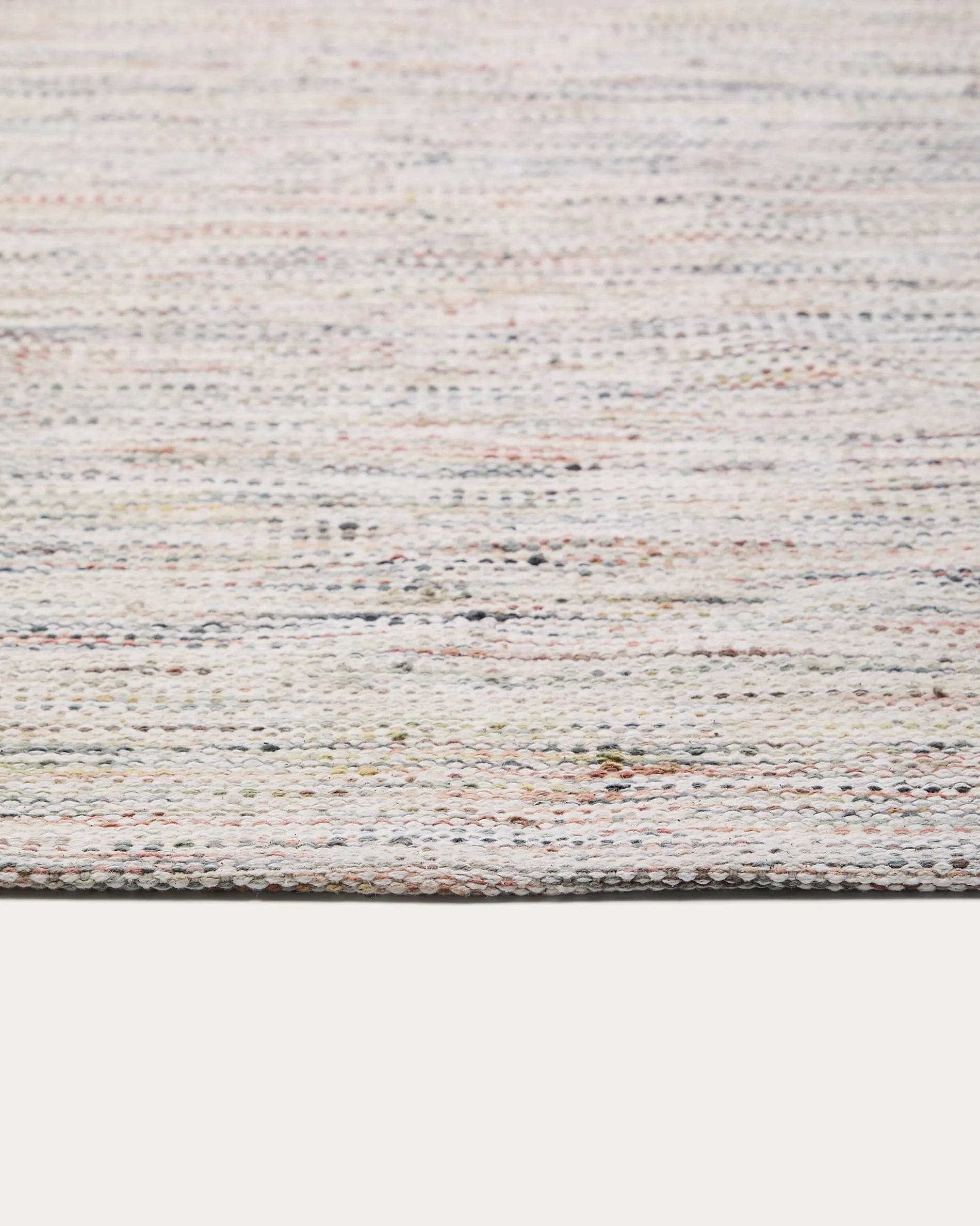 Der mehrfarbige Baumwollteppich Naura (200x300 cm) von Kave Home vereint handgewebte Eleganz und langlebige Qualität.