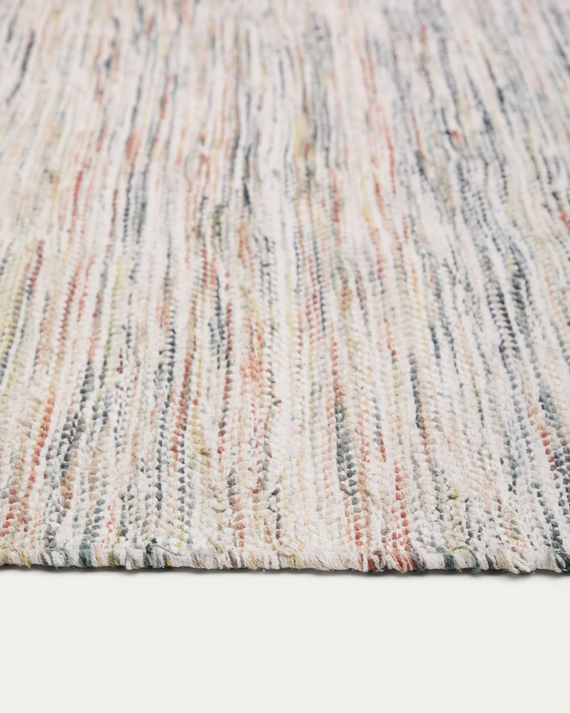 Der mehrfarbige Baumwollteppich Naura (200x300 cm) von Kave Home vereint handgewebte Eleganz und langlebige Qualität.