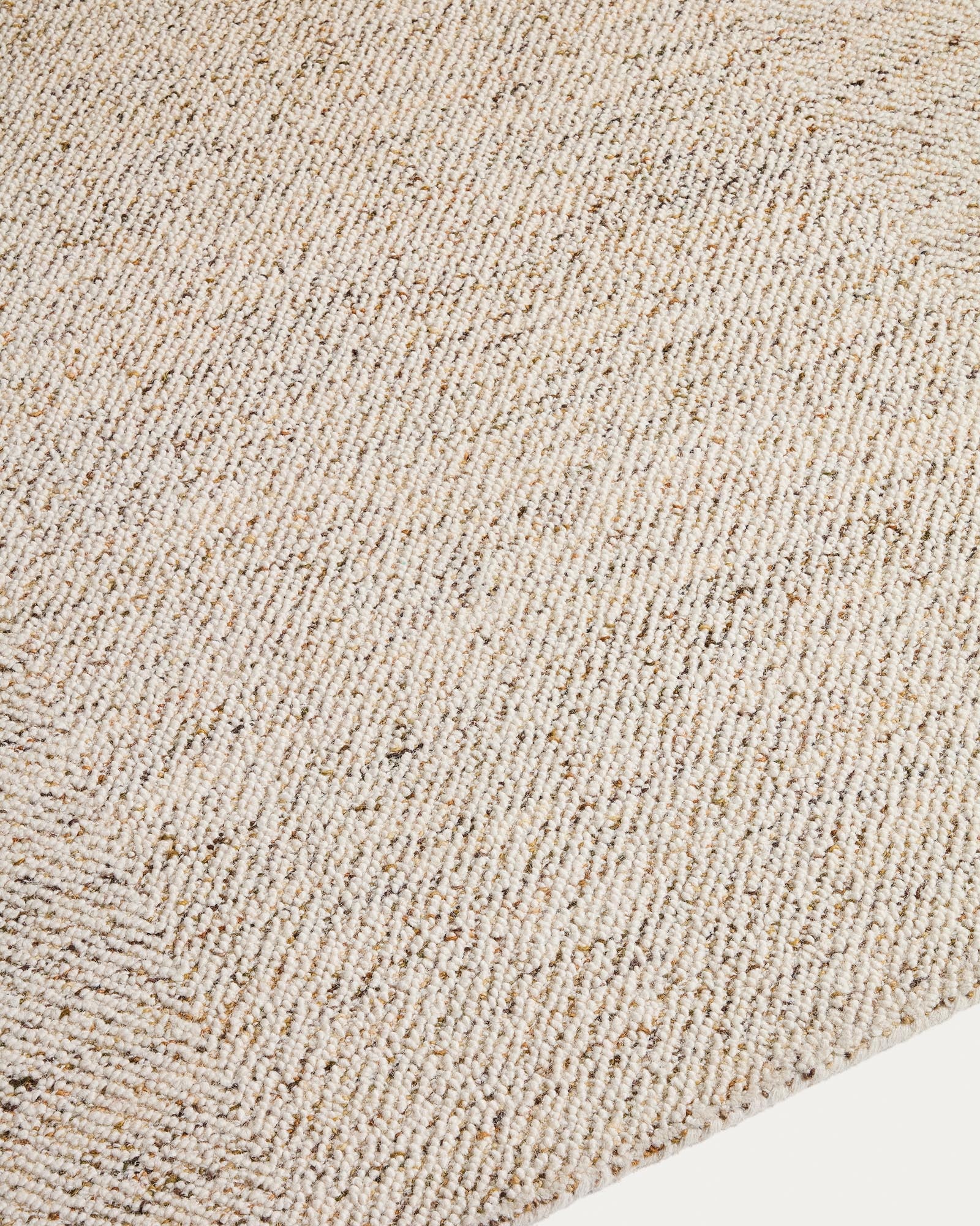 Hochwertiger Teppich Lenuo in Écru, aus Wolle und Baumwolle, mit kunstvollem Jacquarddesign, perfekt für stilvolle Räume.