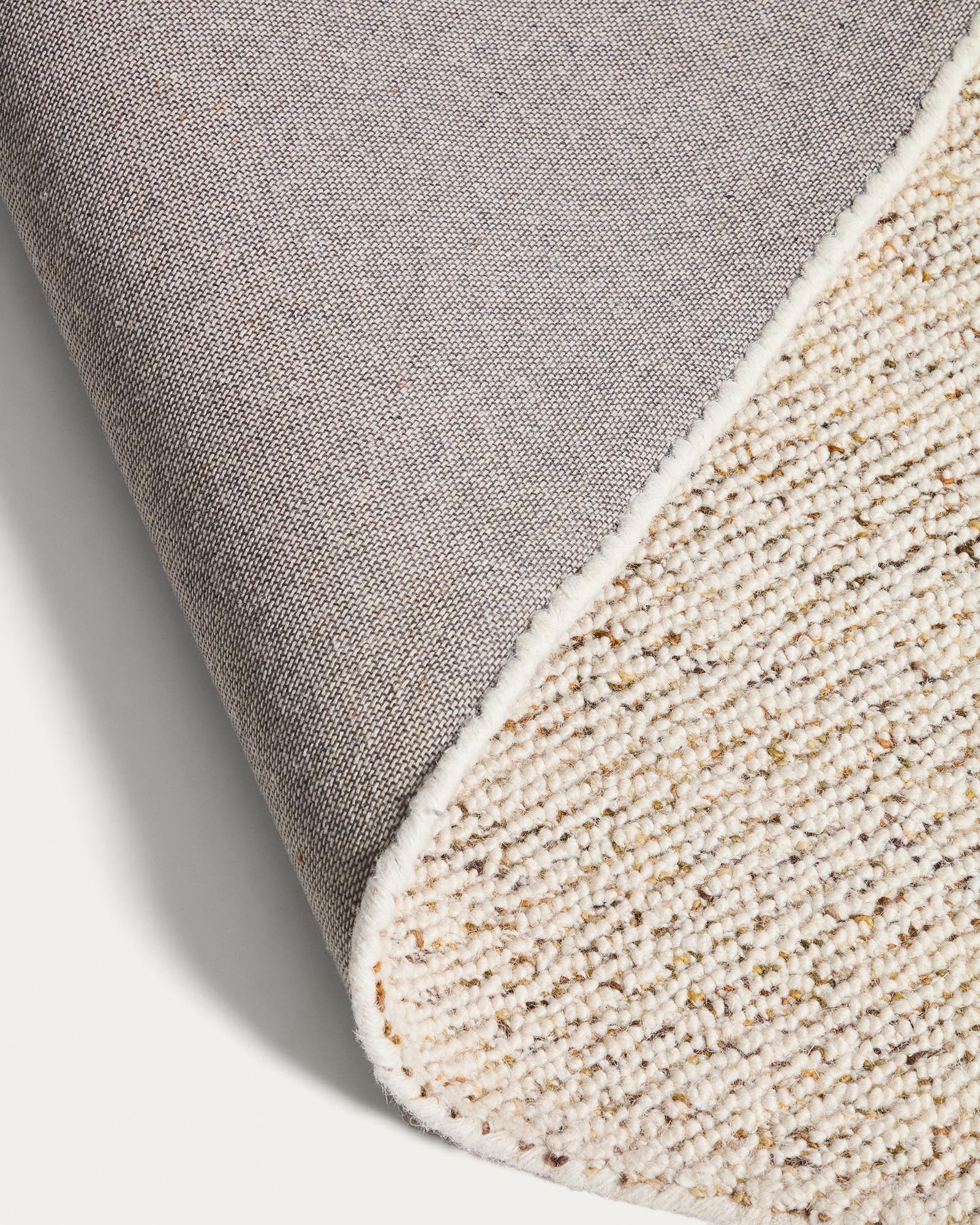 Stilvoller Teppich Lenuo in Écru, aus Wolle und Baumwolle, mit kunstvollem Jacquarddesign, perfekt für zeitgemäße Inneneinrichtungen.
