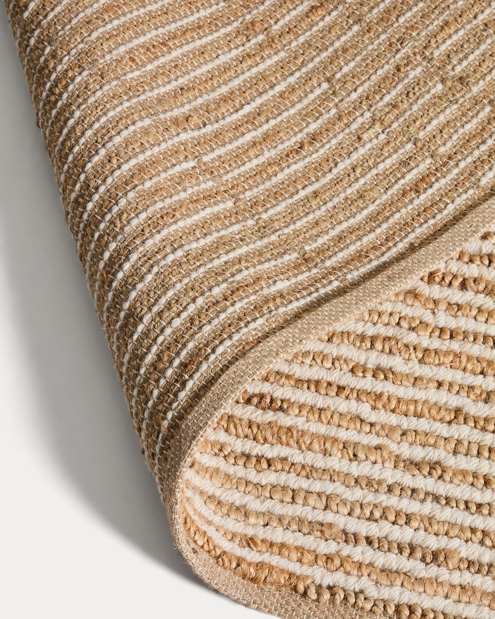 Stilvoller Teppich Derule aus Jute und Wolle in sanftem Beige, 230 x 160 cm, ideal für gemütliche und moderne Wohnambiente.