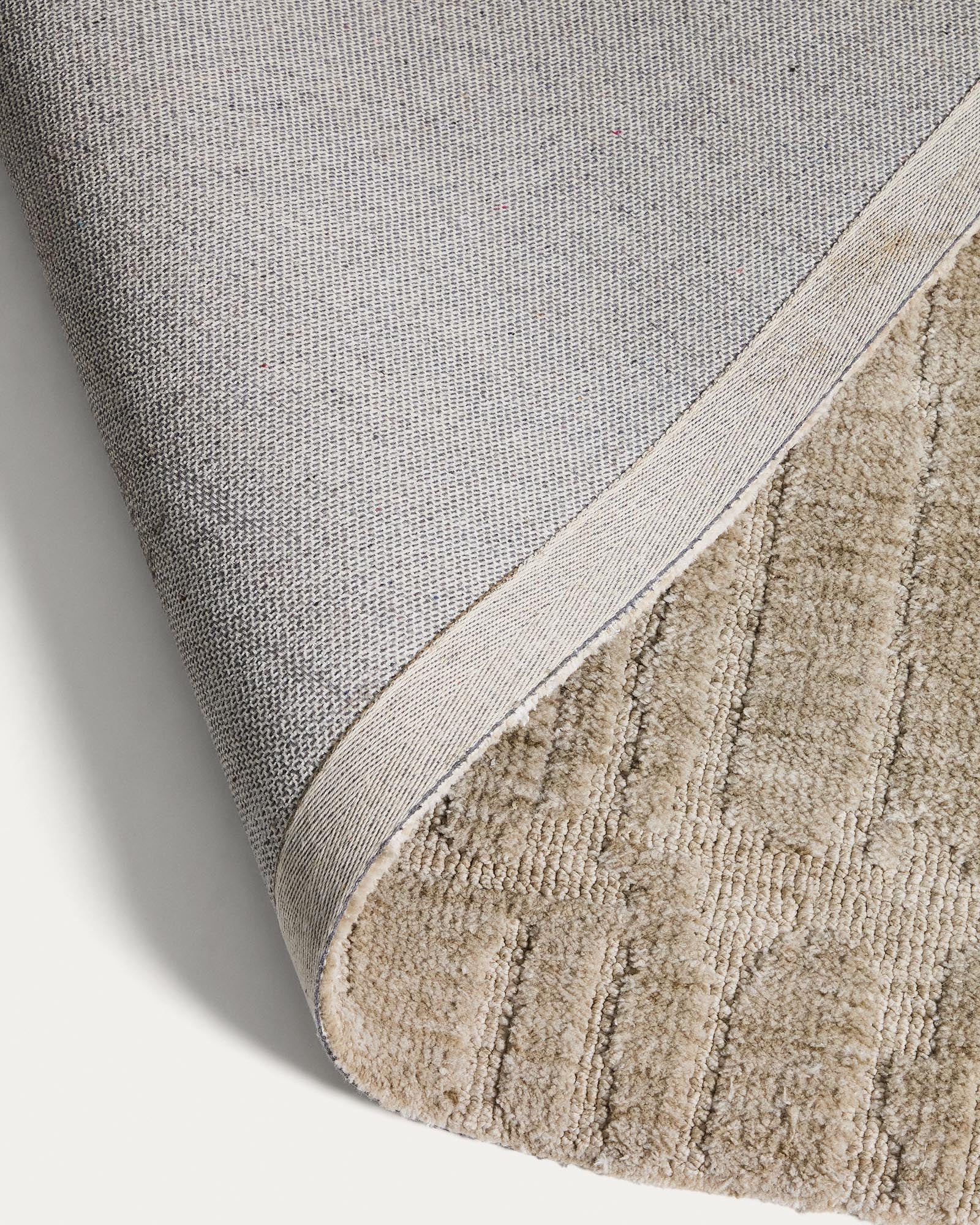 Eleganter Baumwollteppich Eriana in Grün, 200 x 300 cm, perfektes Design-Element für stilvolle Wohnräume von Kave Home.