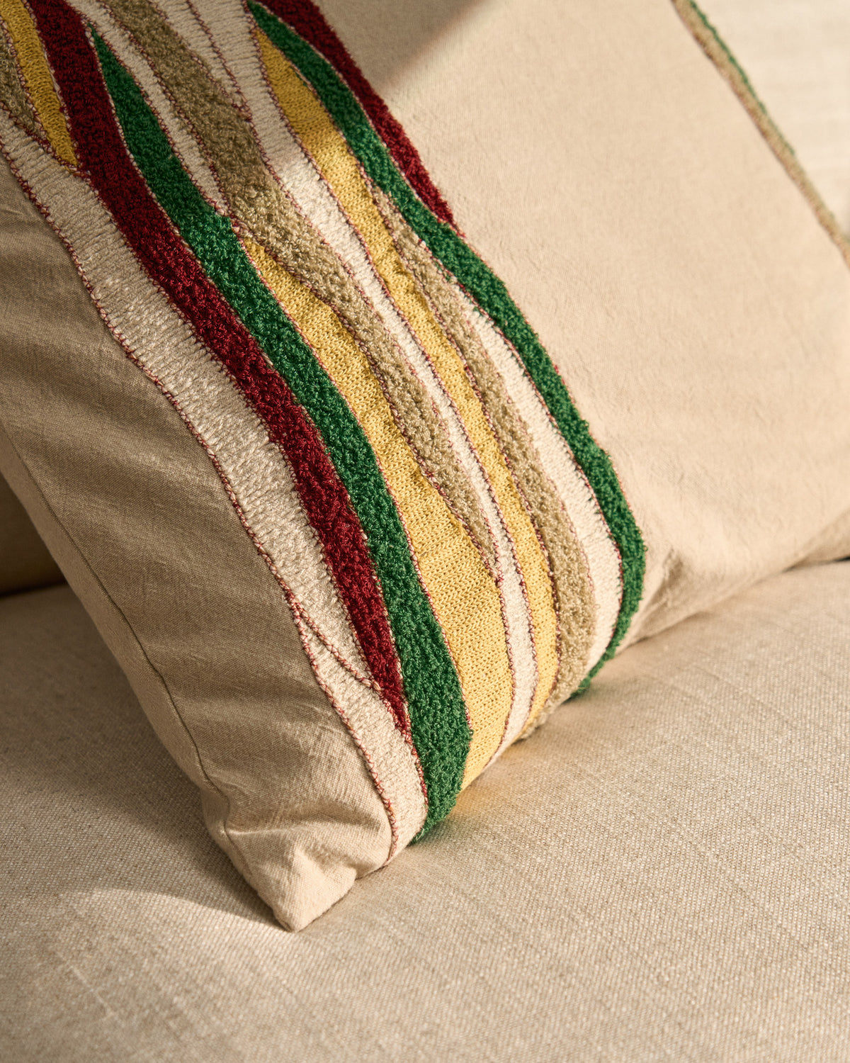Kissenbezug Sirea aus Baumwolle und Leinen mit mehrfarbiger Stickerei, 50 x 50 cm in Mehrfarbig präsentiert im Onlineshop von KAQTU Design AG. Deko Kissenbezug ist von Kave Home