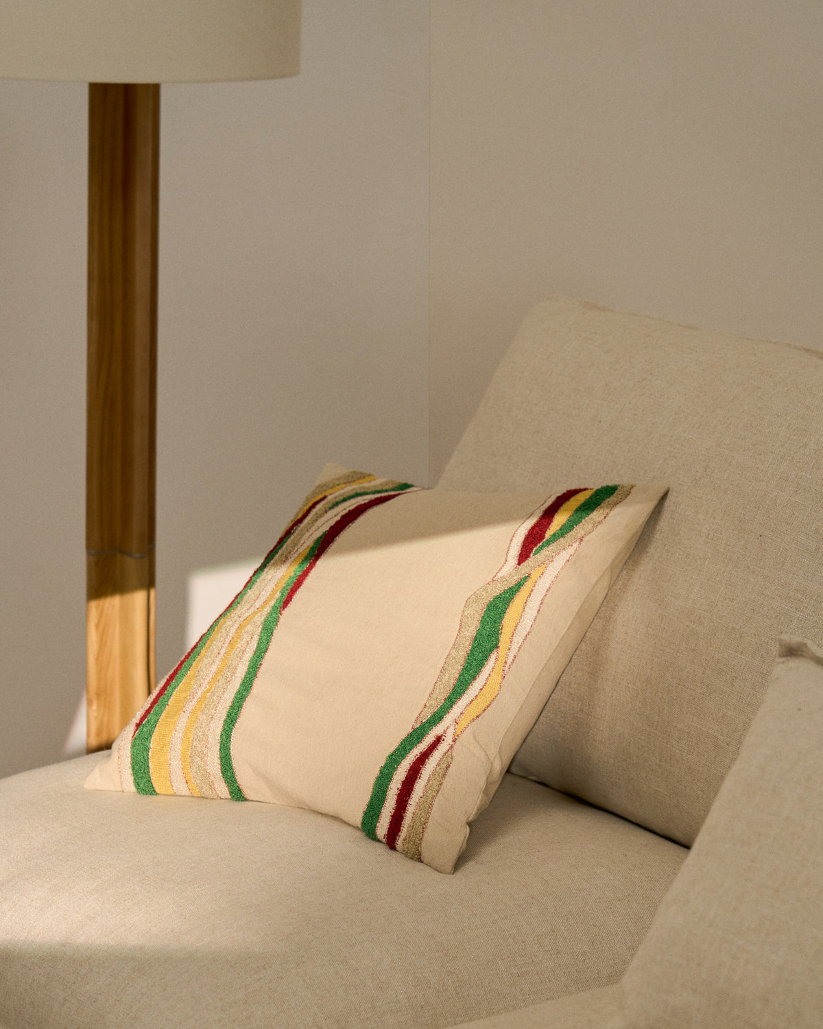 Kissenbezug Sirea aus Baumwolle und Leinen mit mehrfarbiger Stickerei, 50 x 50 cm in Mehrfarbig präsentiert im Onlineshop von KAQTU Design AG. Deko Kissenbezug ist von Kave Home