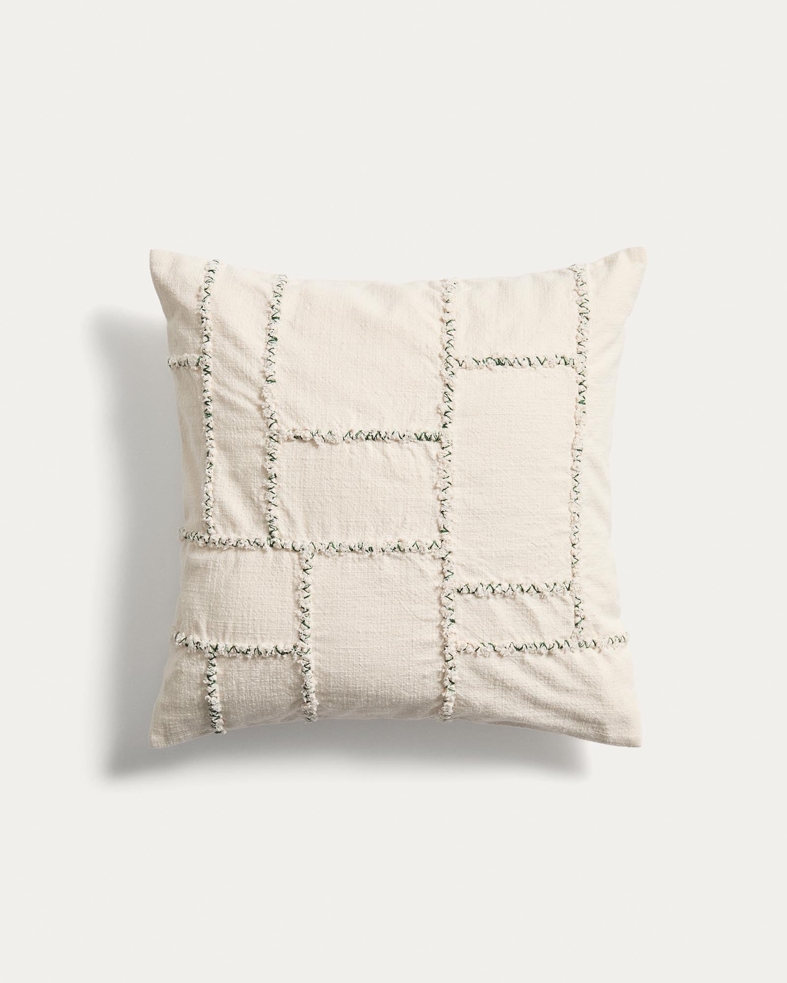 Kissenbezug Verion mit geometrischer Stickerei in Grün, 45 x 45 cm in Grün präsentiert im Onlineshop von KAQTU Design AG. Deko Kissenbezug ist von Kave Home