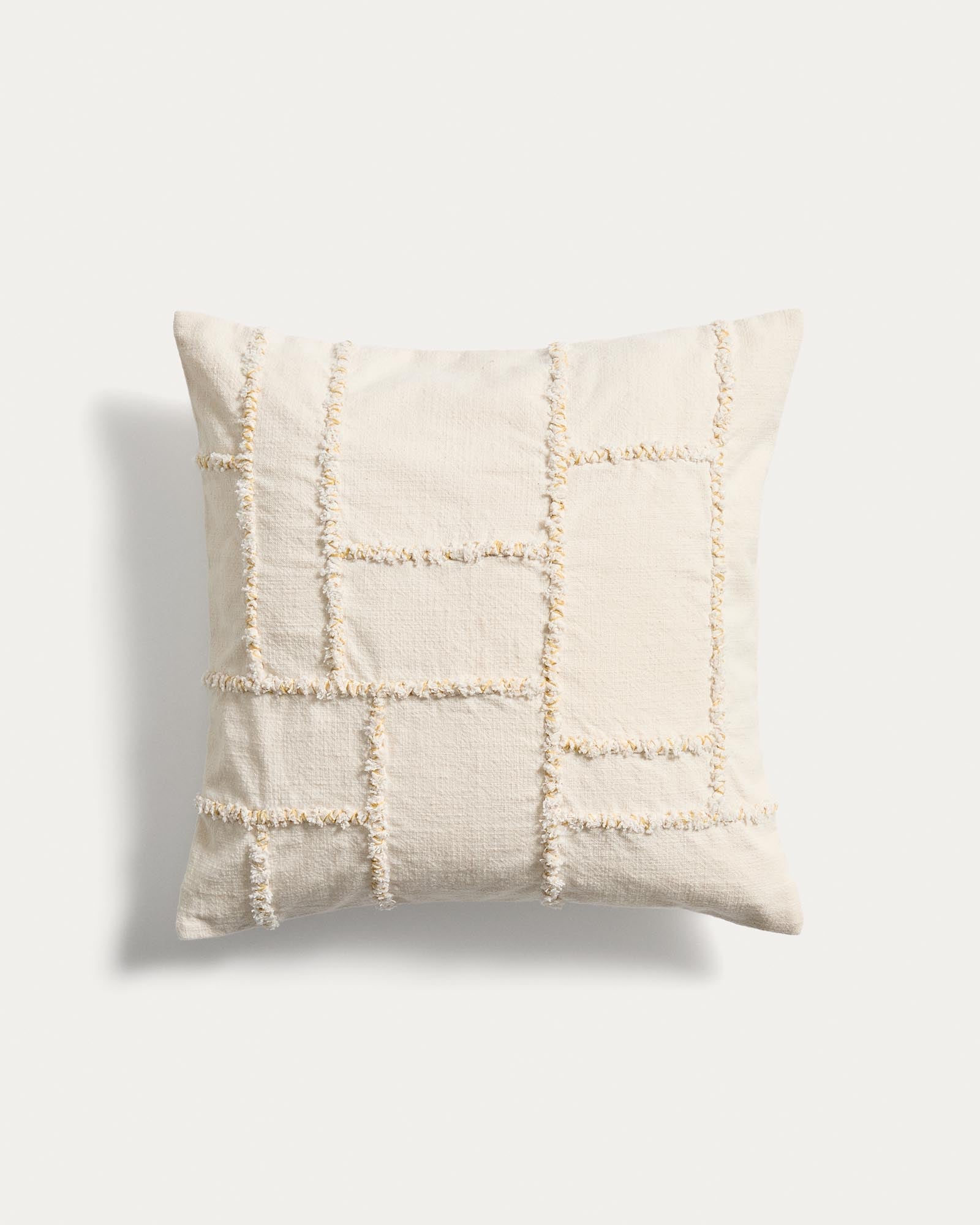 Kissenbezug Verion mit geometrischer Stickerei in Gelb, 45 x 45 cm in Gelb präsentiert im Onlineshop von KAQTU Design AG. Deko Kissenbezug ist von Kave Home
