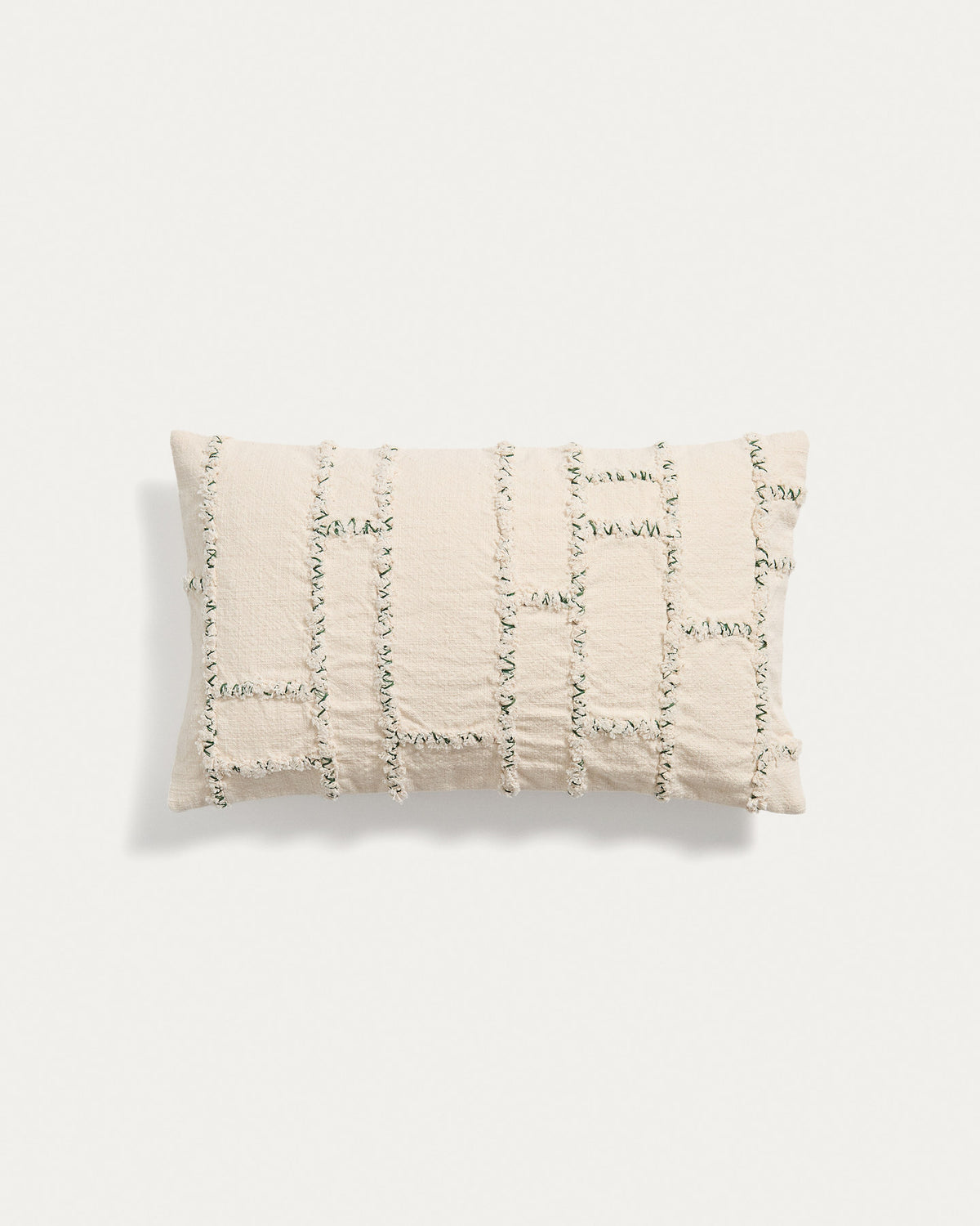 Kissenbezug Verion mit geometrischer Stickerei in Grün, 30 x 50 cm in Grün präsentiert im Onlineshop von KAQTU Design AG. Deko Kissenbezug ist von Kave Home