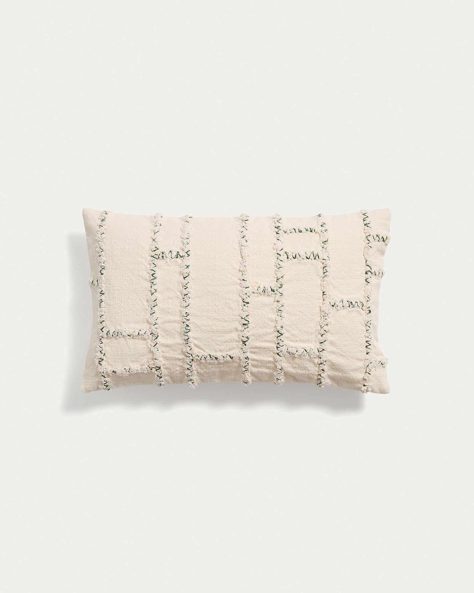 Kissenbezug Verion mit geometrischer Stickerei in Grün, 30 x 50 cm in Grün präsentiert im Onlineshop von KAQTU Design AG. Deko Kissenbezug ist von Kave Home