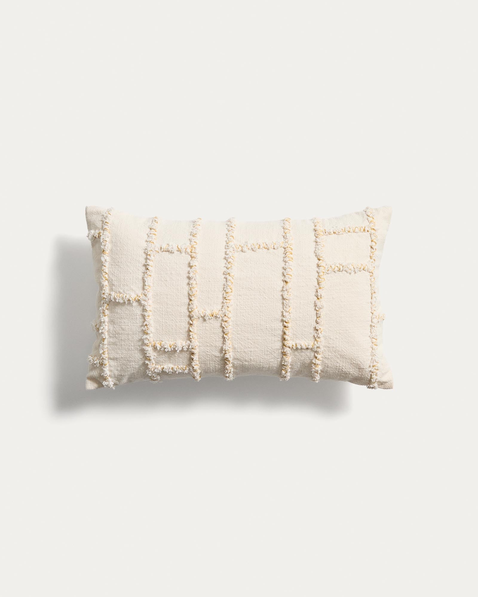 Kissenbezug Verion mit geometrischer Stickerei in Gelb, 30 x 50 cm in Gelb präsentiert im Onlineshop von KAQTU Design AG. Deko Kissenbezug ist von Kave Home