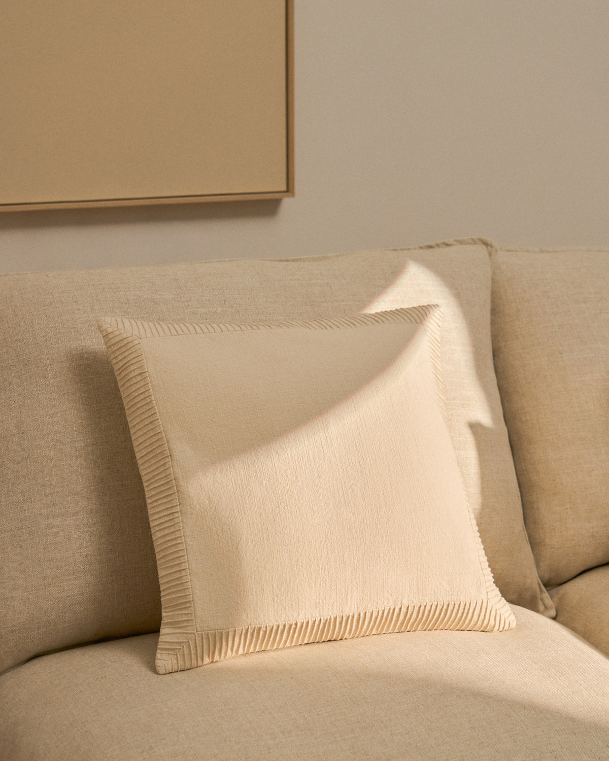 Kissenbezug Luadia aus Baumwolle mit Plisseedetail in Ecru, 50 x 50 cm in Ecru präsentiert im Onlineshop von KAQTU Design AG. Deko Kissenbezug ist von Kave Home