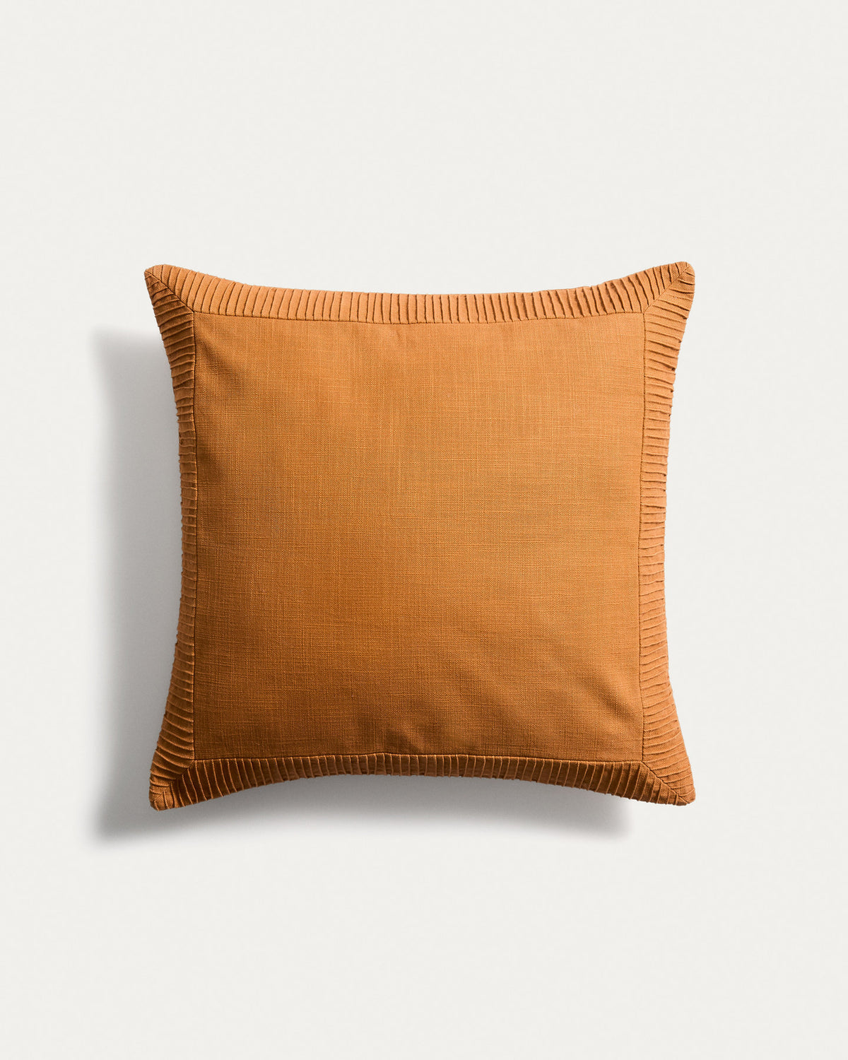 Kissenbezug Luadia aus Baumwolle mit Plisseedetail in Orange, 50 x 50 cm in Orange präsentiert im Onlineshop von KAQTU Design AG. Deko Kissenbezug ist von Kave Home