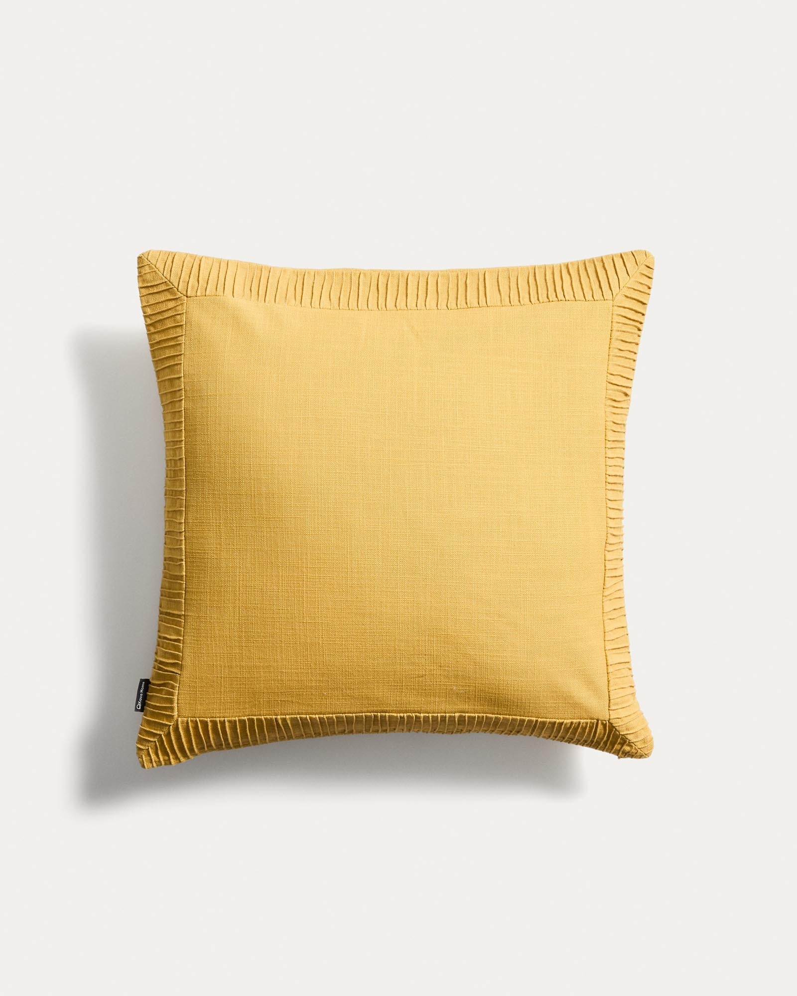 Kissenbezug Luadia aus Baumwolle mit Plisseedetail in Gelb, 50 x 50 cm in Gelb präsentiert im Onlineshop von KAQTU Design AG. Deko Kissenbezug ist von Kave Home