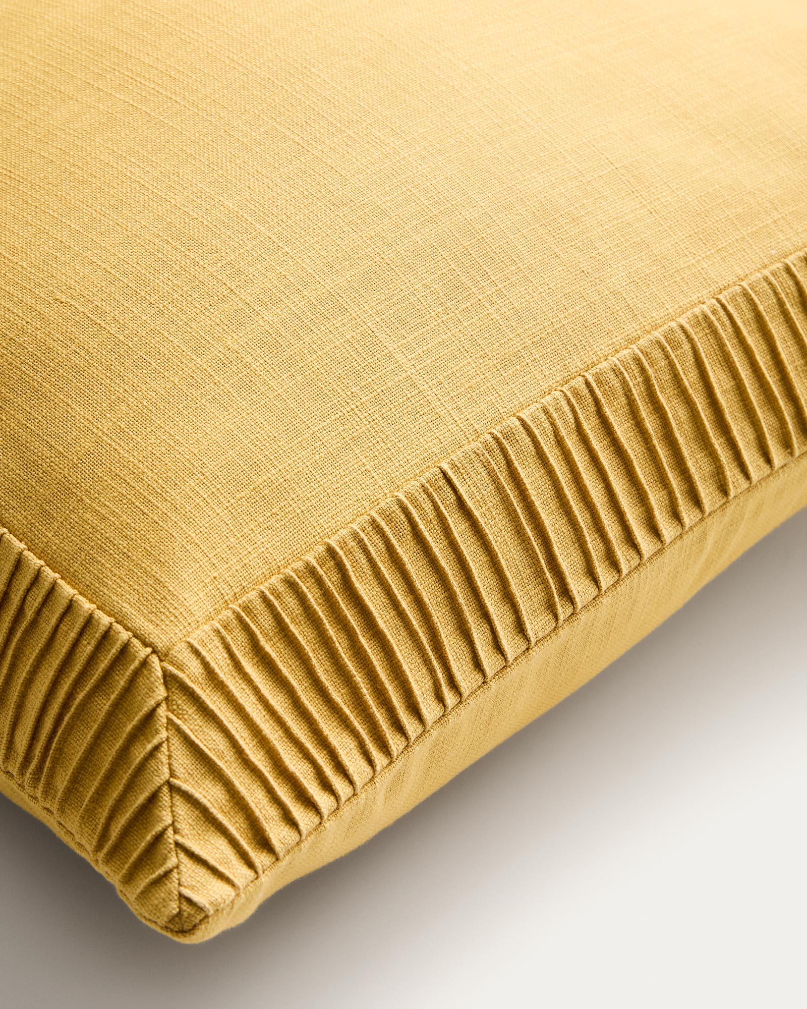 Eleganter Kissenbezug Luadia in strahlendem Gelb mit feinem Plisseedetail, ideal für stilvolle Wohnakzente, 50 x 50 cm.