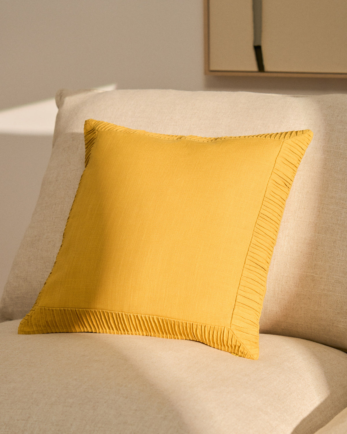 Kissenbezug Luadia aus Baumwolle mit Plisseedetail in Gelb, 50 x 50 cm in Gelb präsentiert im Onlineshop von KAQTU Design AG. Deko Kissenbezug ist von Kave Home