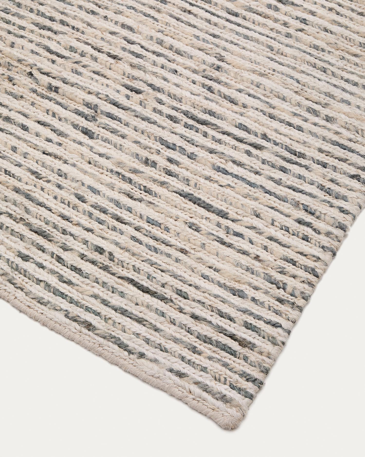 Entdecken Sie den einzigartigen Teppich Nairi aus geflochtener Jute, der mit seinen warmen Farben und handgefertigten Details jeden Raum stilvoll bereichert.