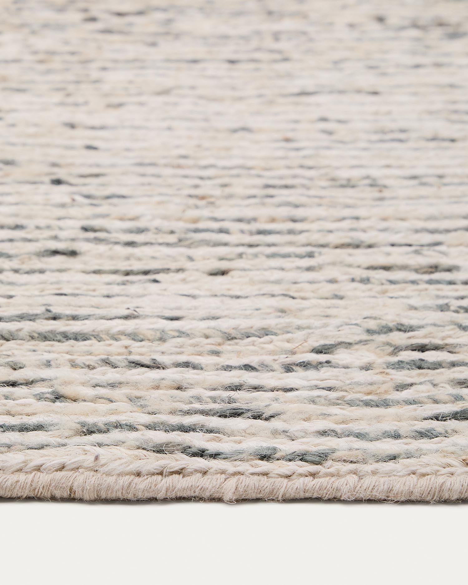 Verleihen Sie Ihrem Zuhause mit dem Teppich Nairi aus mehrfarbiger Jute einen natürlichen Akzent. Handgefertigt und nachhaltig, ideal für jeden Wohnstil.