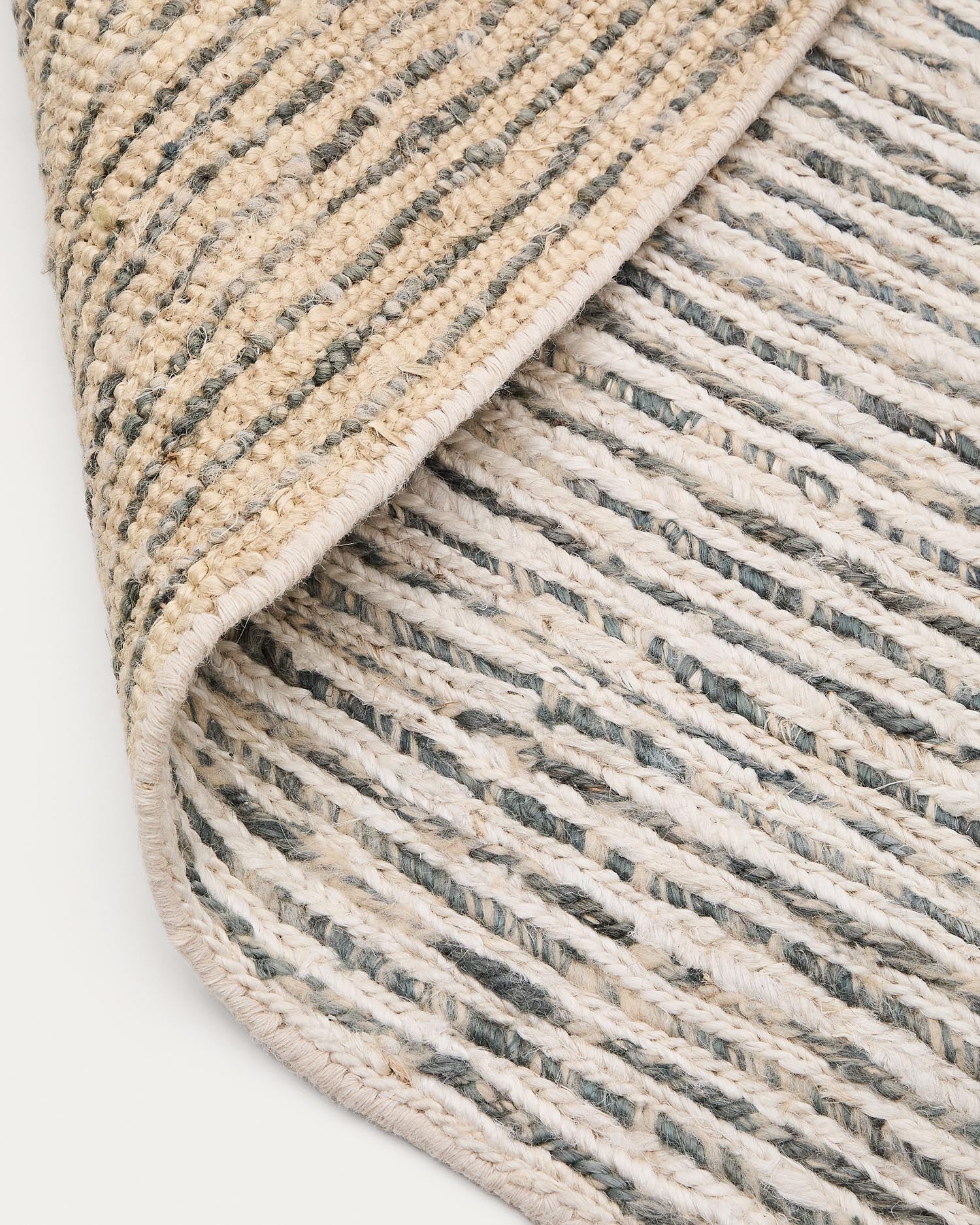 Entdecken Sie den Teppich Nairi aus geflochtener Jute – ein handgefertigtes Unikat, das Stil und Nachhaltigkeit in Ihr Zuhause bringt.