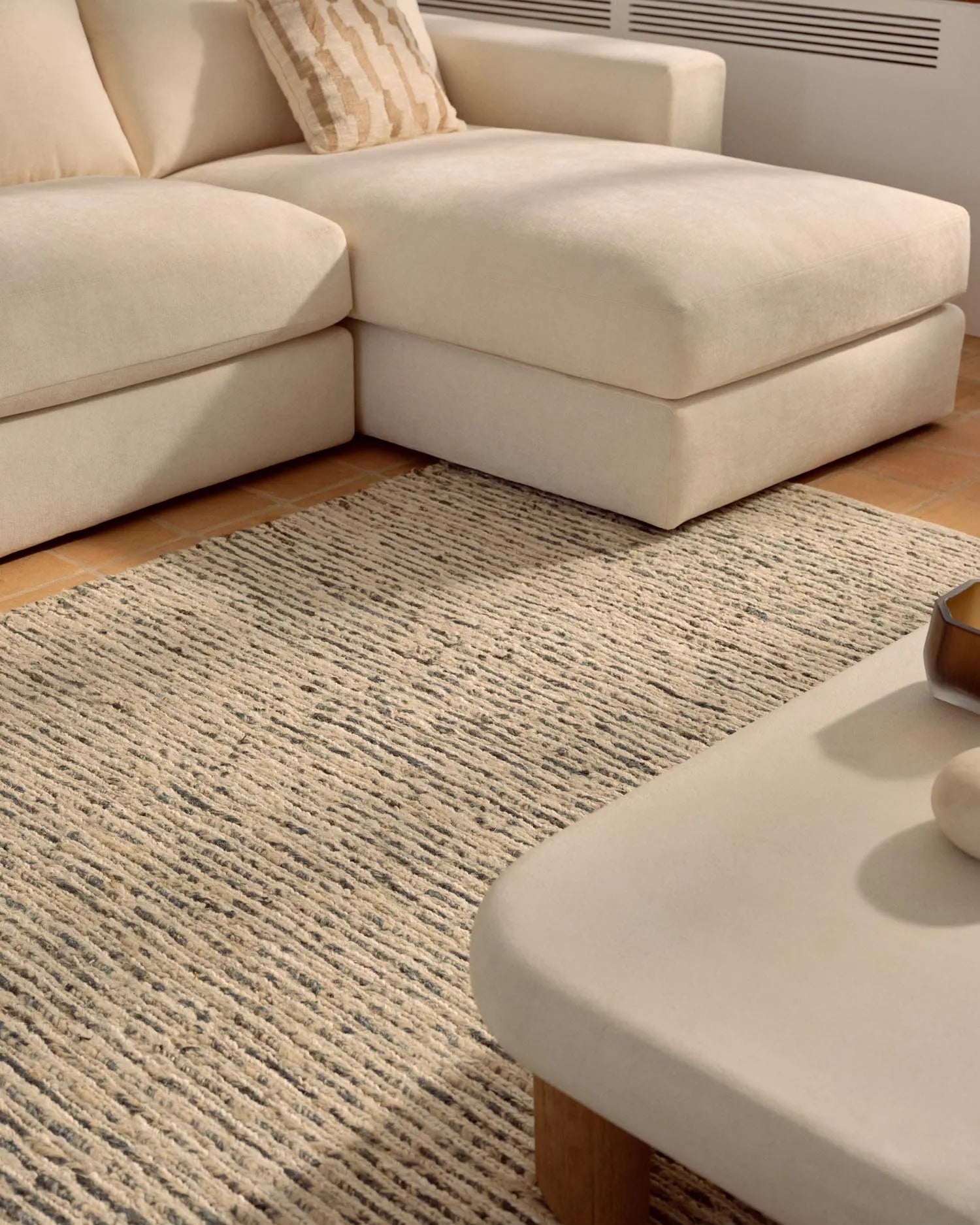 Teppich Nairi aus geflochtener, mehrfarbiger Jute 160 x 230 cm in Mehrfarbig präsentiert im Onlineshop von KAQTU Design AG. Teppich ist von Kave Home
